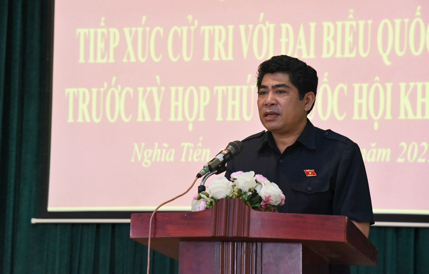 Đại biểu Quốc hội Vi Văn Sơn - Trưởng Ban Dân tộc tỉnh tiếp thu các ý kiến của cử tri. Ảnh: TGb
