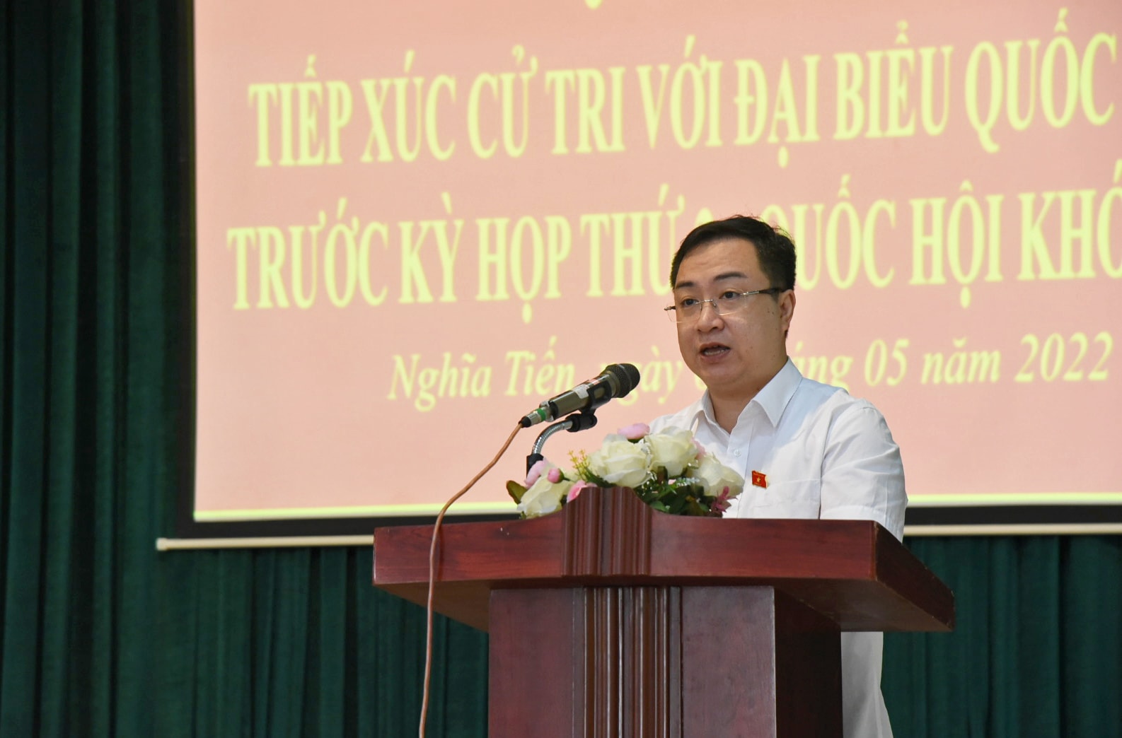 Đại biểu Đặng Xuân Phương - Phó Chủ nhiệm Ủy ban Văn hóa, Giáo dục của Quốc hội trình bày dự kiến nội dung và chương trình kỳ họp sắp tới của Quốc hội, một số kết quả hoạt động của Đoàn đại biểu Quốc hội sau kỳ họp thứ hai. Ảnh: TGg