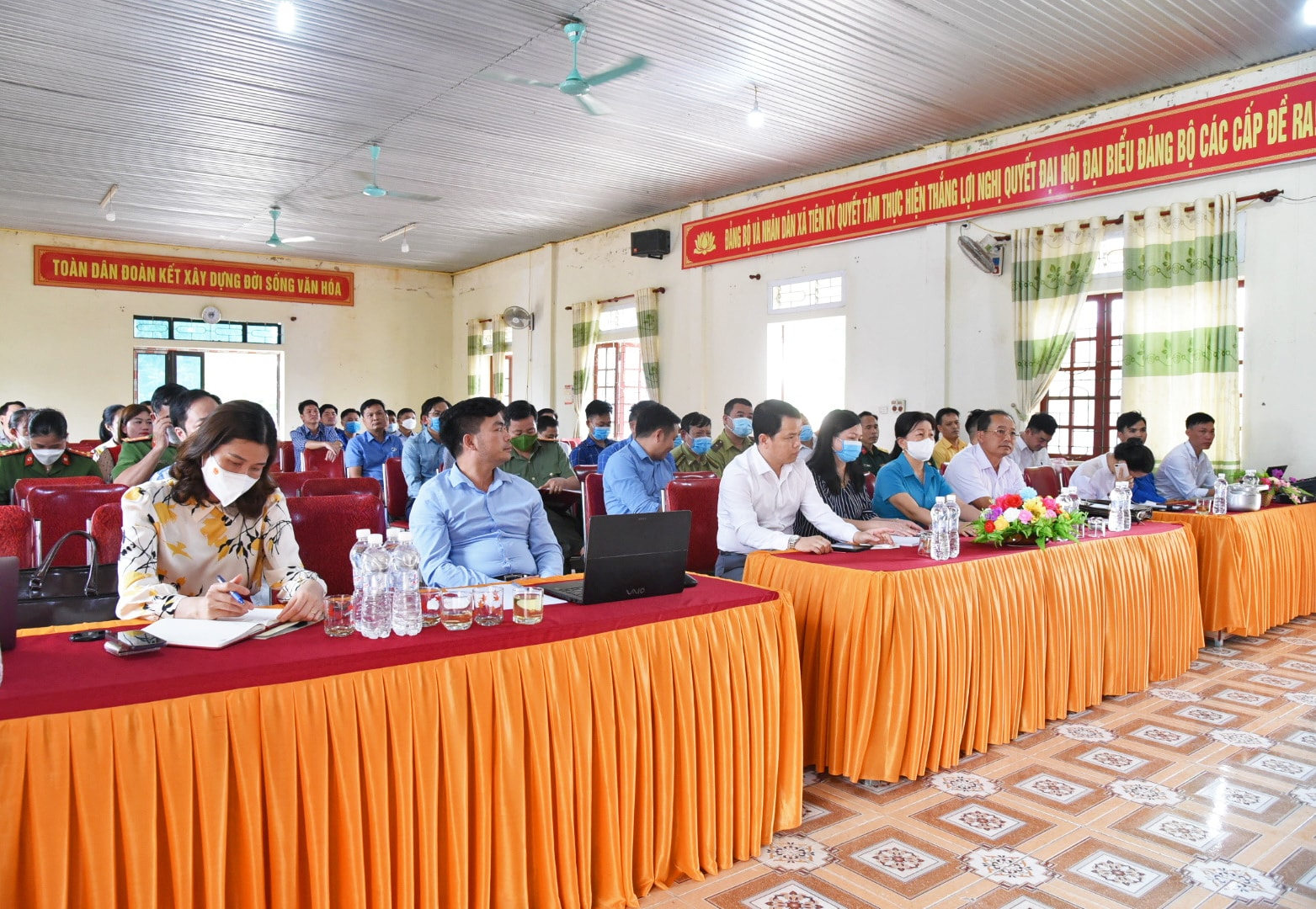 Quang cảnh hội nghị tiếp xúc cử tri tại trụ sở xã Tiên Kỳ, huyện Tân Kỳ. Ảnh: TG