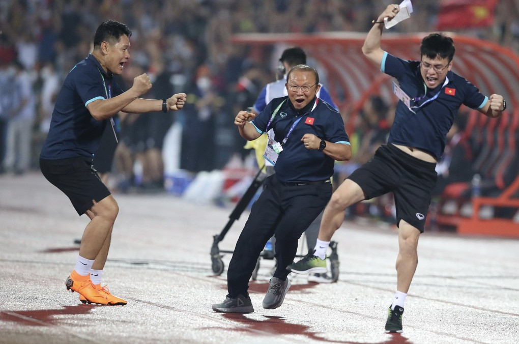 HLV Park Hang-seo (giữa) phấn khích sau khi Hùng Dũng nâng tỷ số lên 2-0 cho Việt Nam trên sân Việt Trì tối 6/5. Ảnh: Đức Đồng