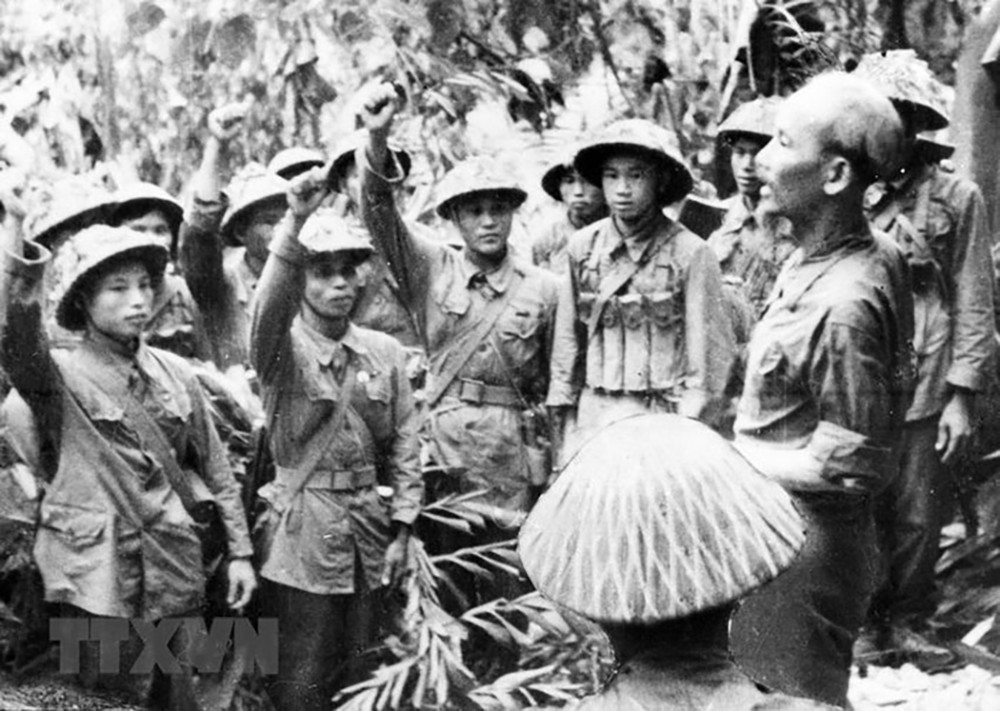 Chủ tịch Hồ Chí Minh đến thăm và nói chuyện với một đơn vj bộ đội tham gia Chiến dịch Điện Biên Phủ năm 1954. Ảnh tư liệu: TTXVN