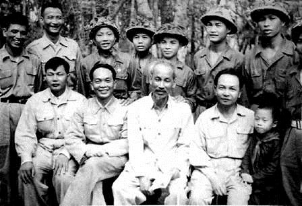 Bác Hồ, Đại tướng Võ Nguyên Giáp và đồng chí Trường Chinh chụp ảnh lưu niệm với Đoàn đại biểu chiến sĩ Điện Biên. Ảnh tư liệu