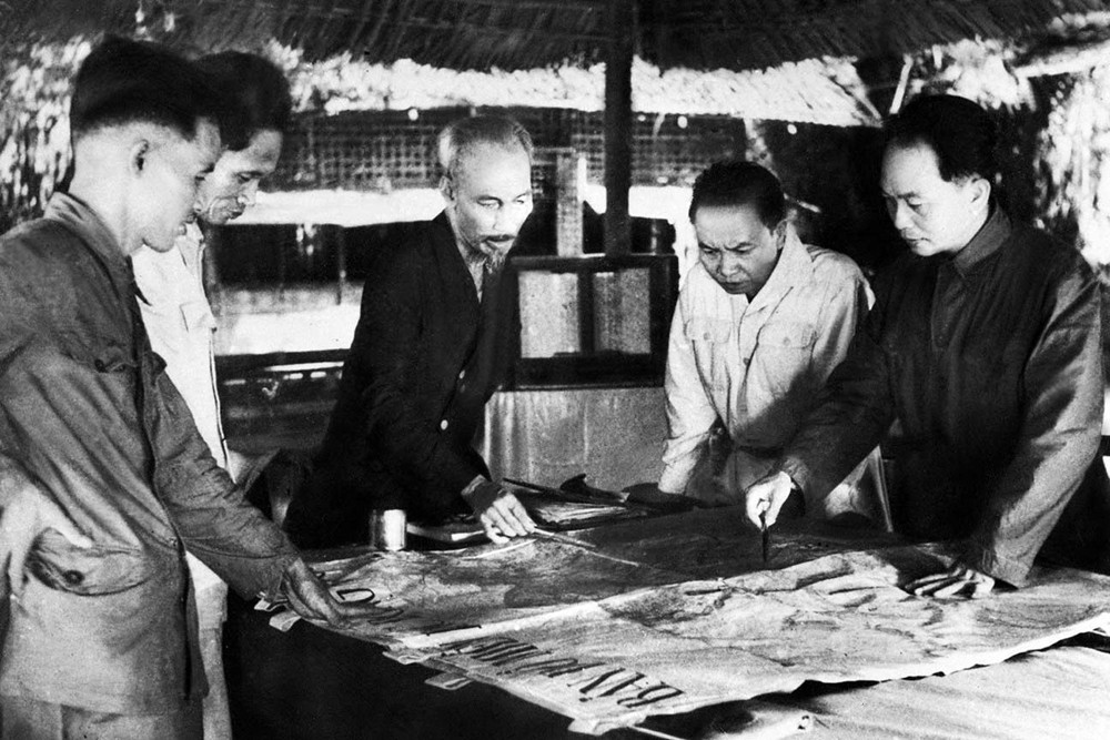 Ngày 6/12/1953, Bộ Chính trị tổ chức cuộc họp dưới sự chủ trì của Chủ tịch Hồ Chí Minh để nghe Tổng Quân ủy báo cáo và duyệt lần cuối kế hoạch tác chiến Đông-Xuân 1953-1954, đồng thời quyết định mở Chiến dịch Điện Biên Phủ. Ảnh tư liệu: TTXVN