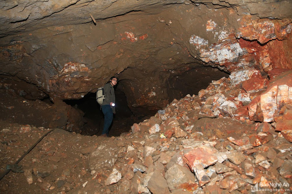 Bên trong một đường hầm khai thác khoáng sản nằm sâu trong lòng núi ở xã Châu Hồng. Ảnh: T.H