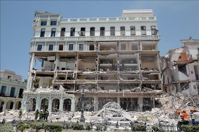 Khách sạn Saratoga ở thủ đô La Habana, Cuba bị phá hủy nghiêm trọng sau vụ nổ ngày 6/5/2022. Ảnh: AFP/TTXVN