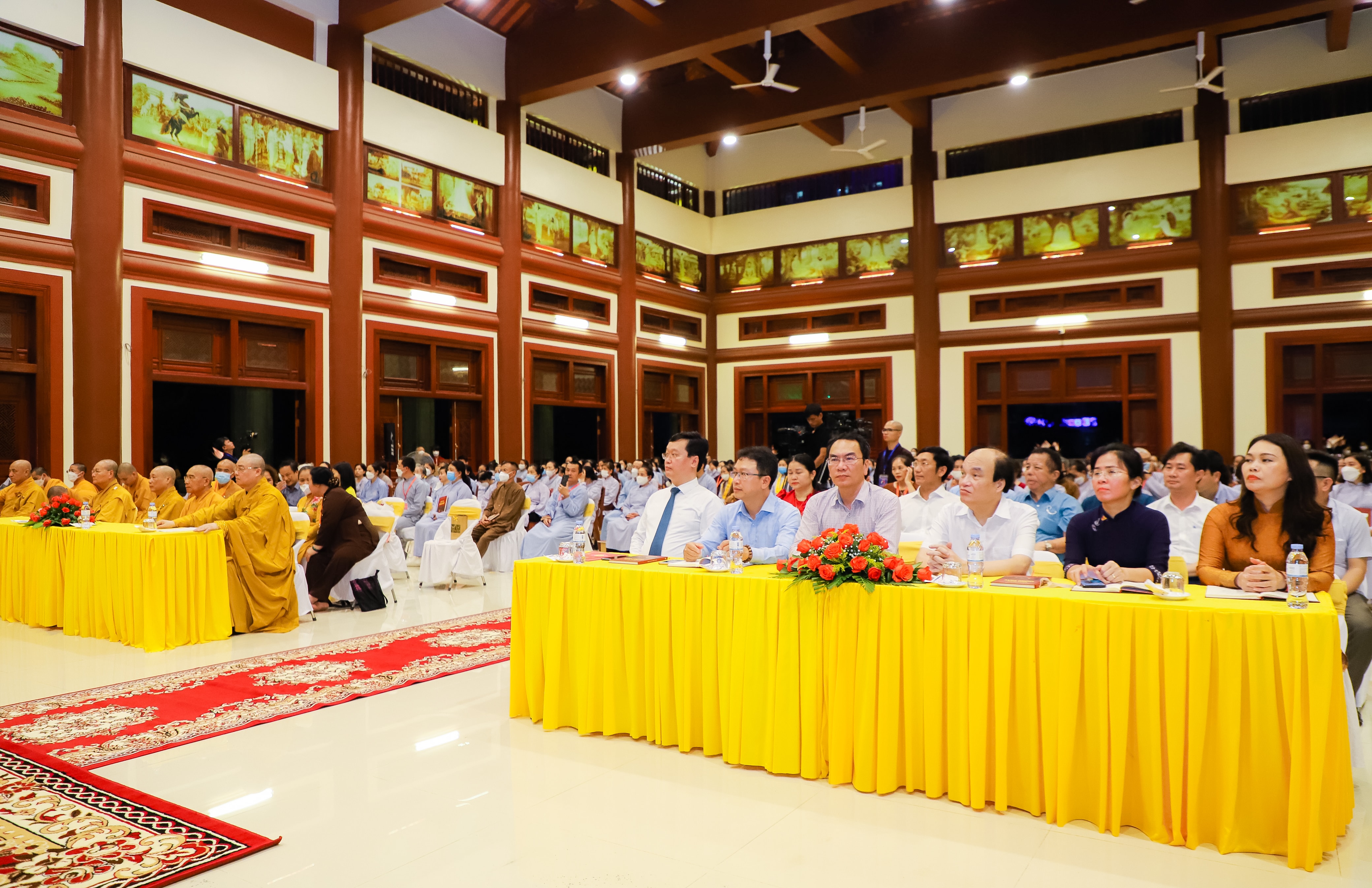 Các đại biểu Trung ương Hội đồng GHPGVN, Ban Tôn giáo Ủy ban MTTQ Việt Nam, tỉnh Nghệ An dự lễ. Ảnh: Phạm Bằng