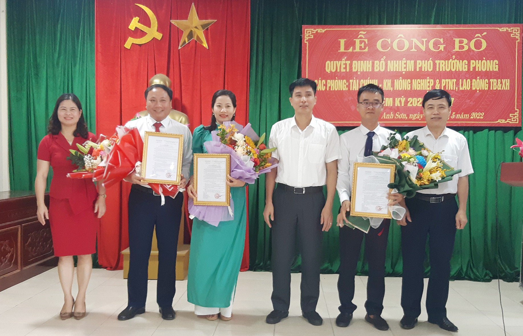 Lãnh đạo UBND huyện Anh Sơn trao quyết định và tặng hoa chúc mừng cho các đồng chí được bổ nhiệm. Ảnh: 