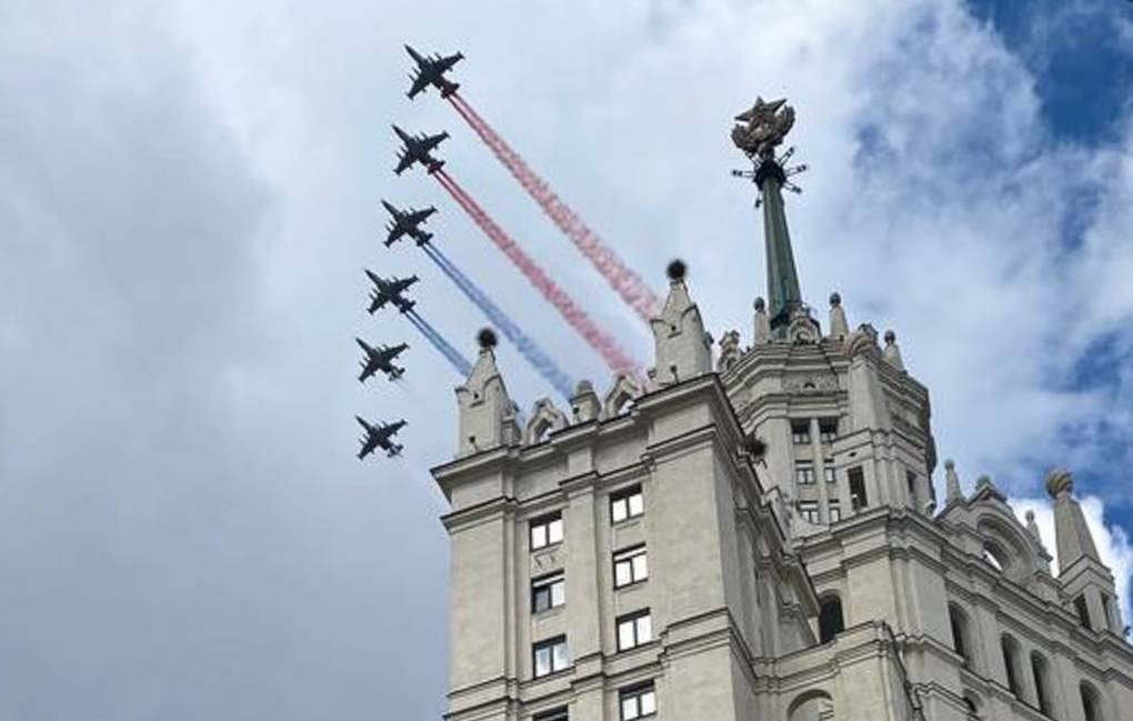 Máy bay trình diễn tạo 3 màu cơ bản trên cờ Nga. Ảnh: AFP