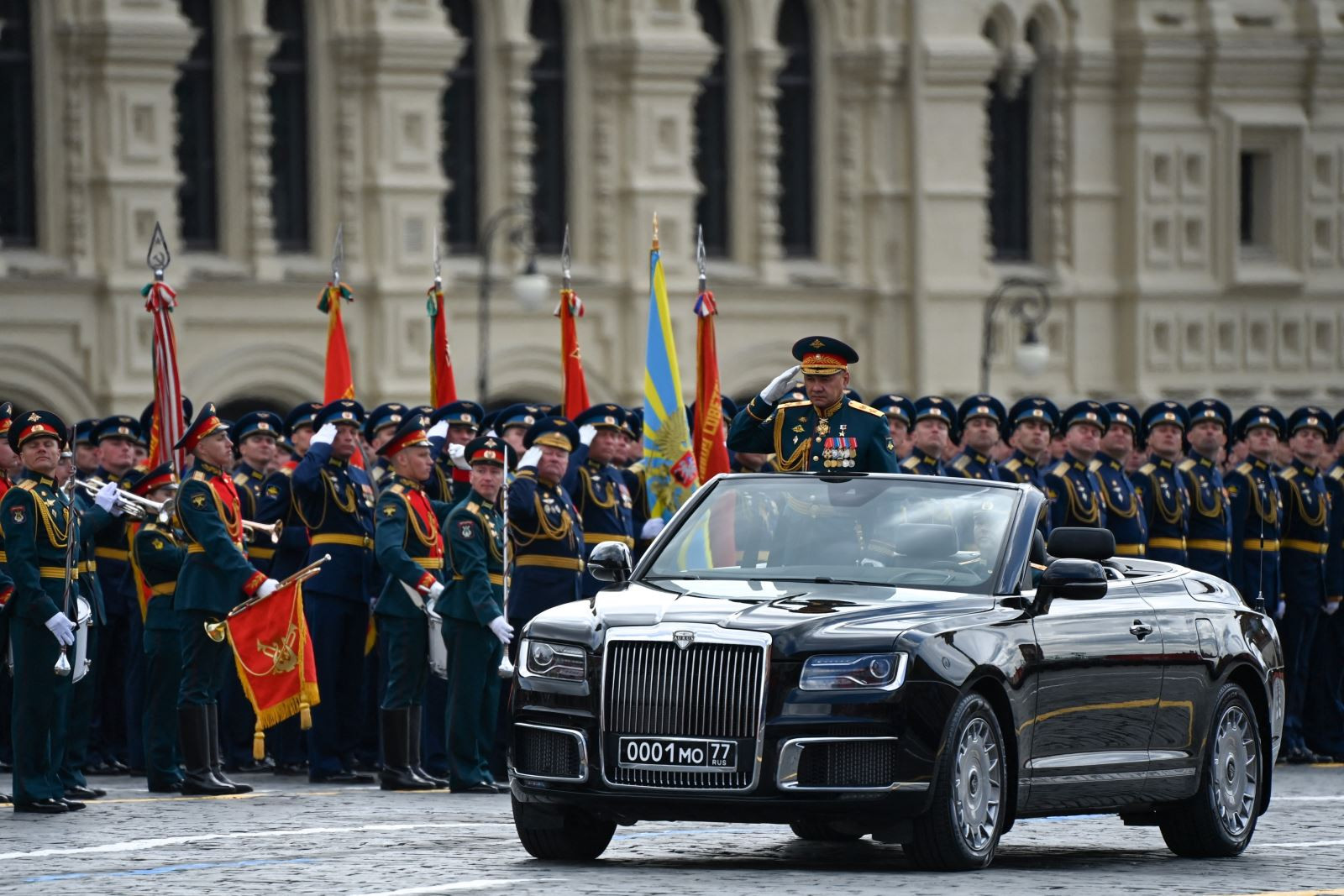 Bộ trưởng Quốc phòng Nga Sergei Shoigu duyệt đội hình tại lễ duyệt binh kỷ niệm 77 năm Chiến thắng phát xít (1945-2022), trên Quảng trường Đỏ ở thủ đô Moskva, ngày 9/5/2022. Ảnh: AFP