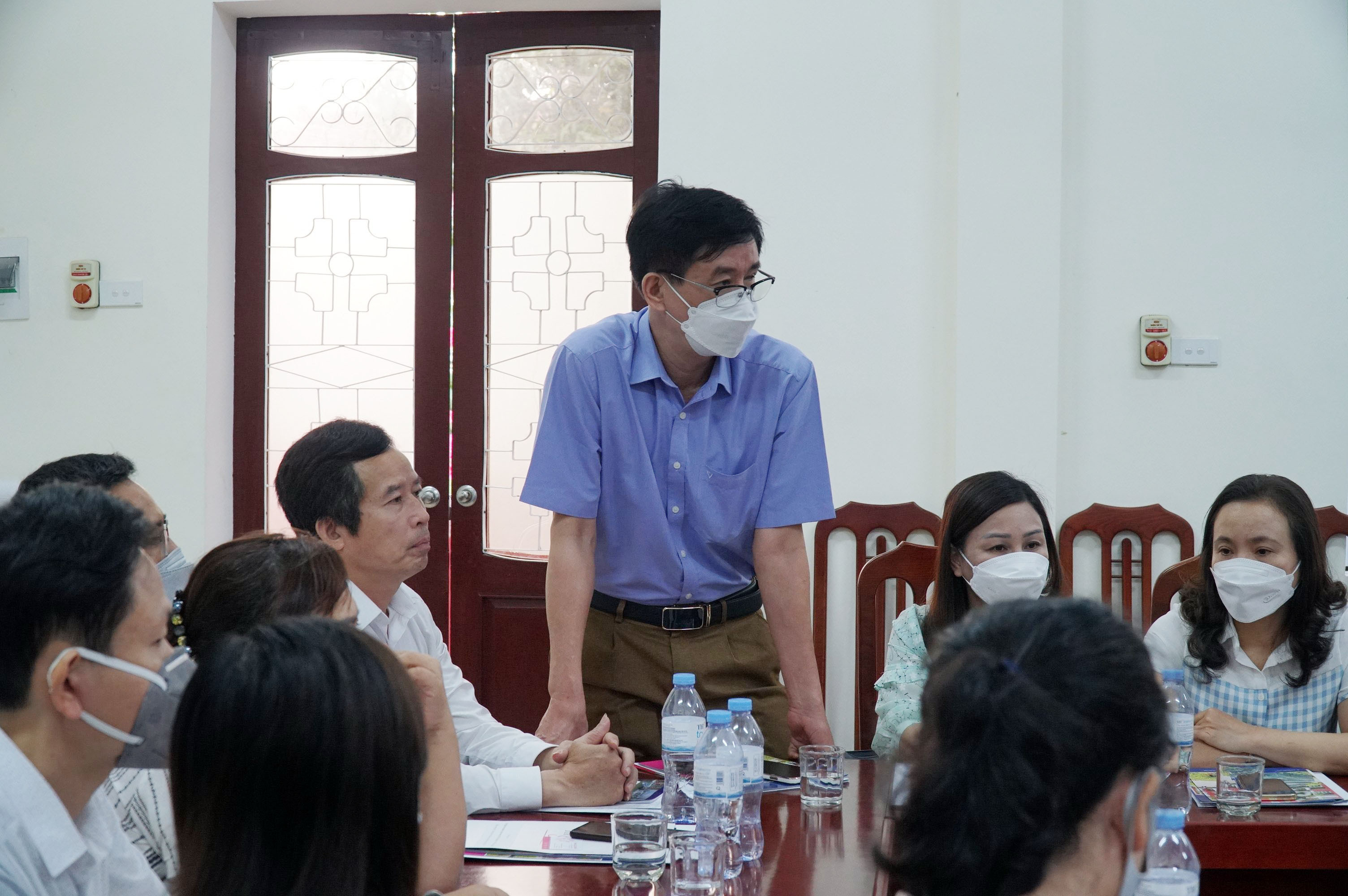 Thầy giáo Nguyễn Hồng Hải - Hiệu trưởng Trường THCS Quang Trung phát biểu tại hội nghị. Ảnh: MH