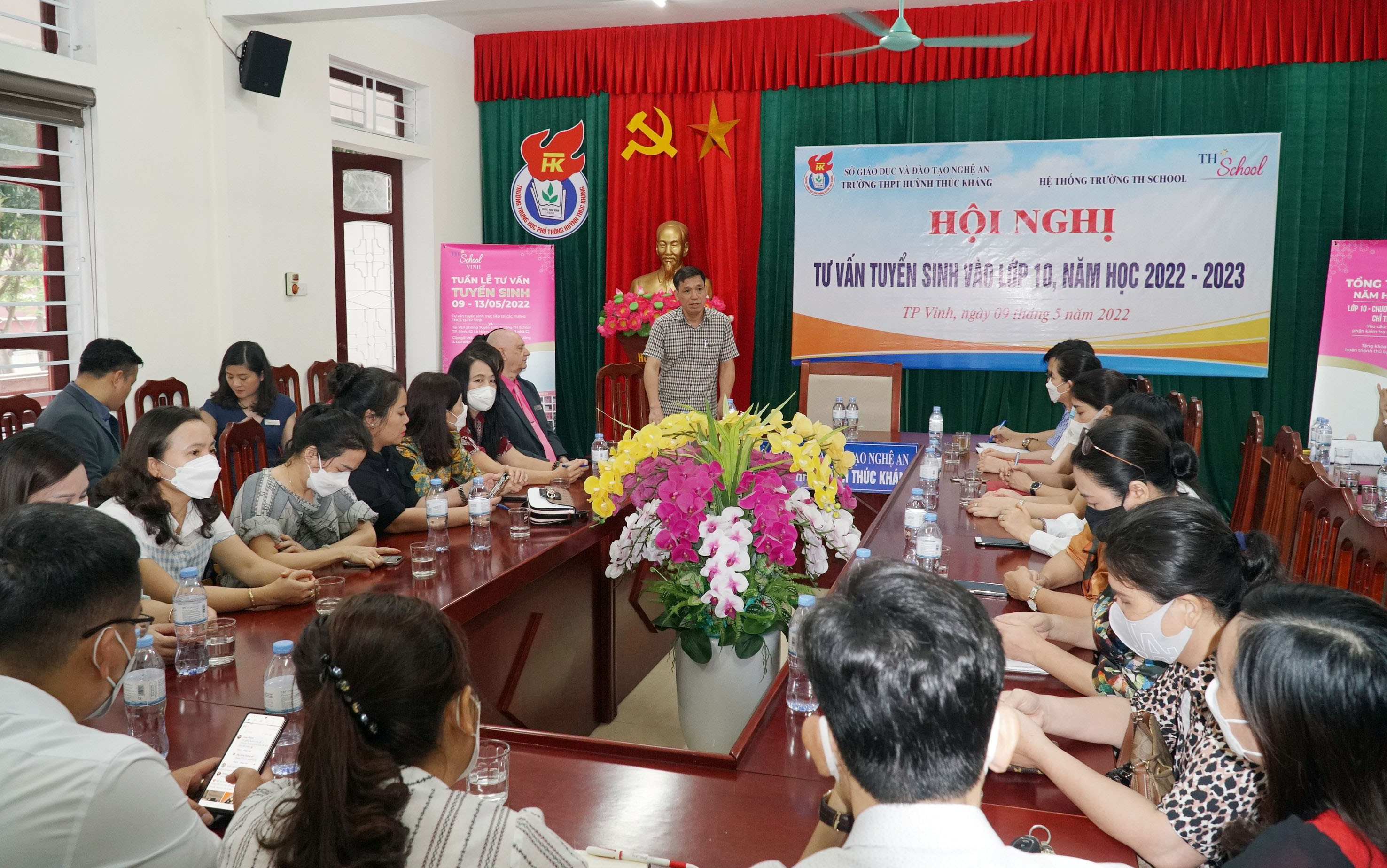 Thầy giáo Phan Xuân Phàn - Hiệu trưởng Trường THPT Huỳnh Thúc Kháng giới thiệu về các phương thức tuyển sinh lớp 10 của nhà trường. Ảnh: MH