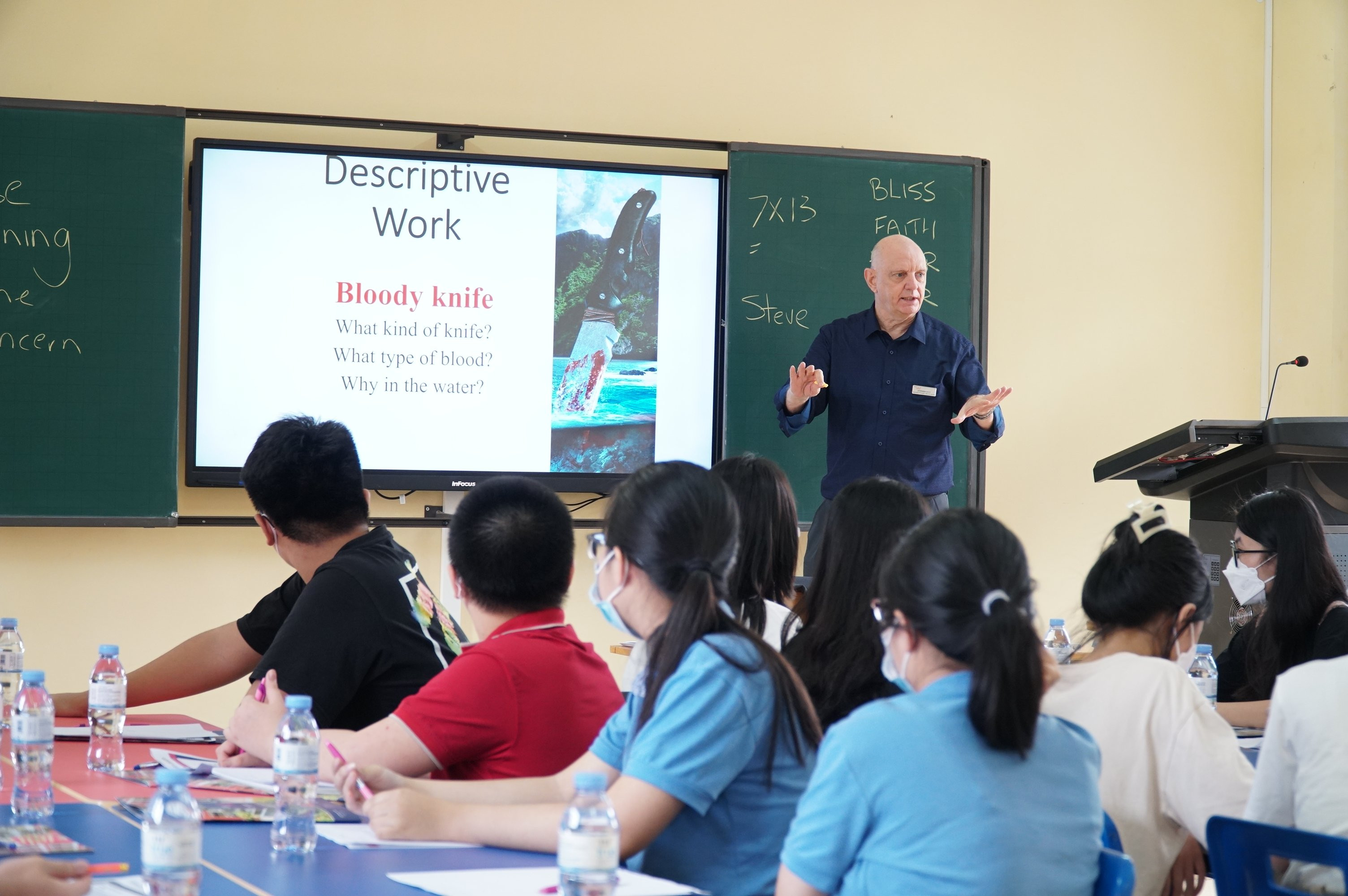 Hiệu trưởng Trường TH School tham gia lớp học thử nghiệm cho học sinh thành phố Vinh.