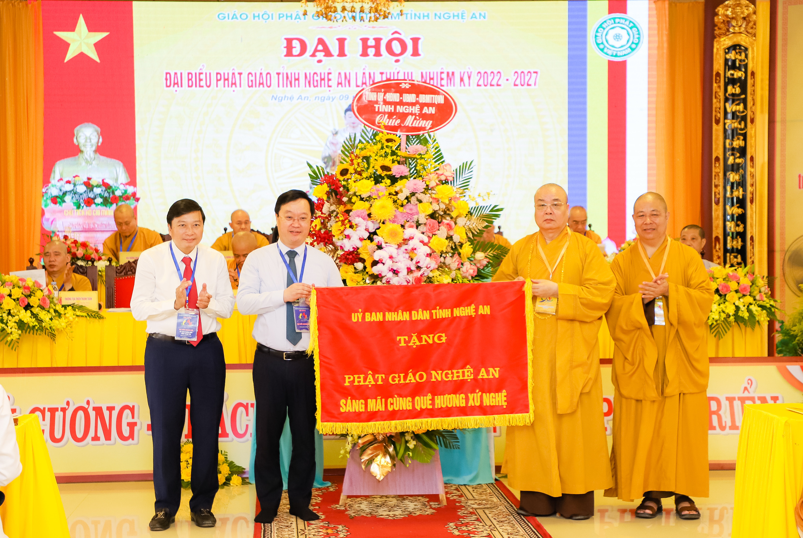Lãnh đạo UBND tỉnh trao tặng Bức trướng cho Ban Trị sự Giáo hội Phật giáo tỉnh Nghệ An. Ảnh: Phạm Bằng