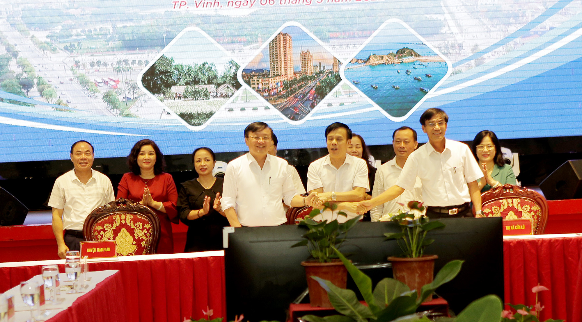 Lễ ký kết thỏa thuận liên kết, hợp tác phát triển du lịch giữa thành phố Vinh, thị xã Cửa Lò và huyện Nam Đàn giai đoạn 2022 - 2025. Ảnh tư liệu: Công Kiên