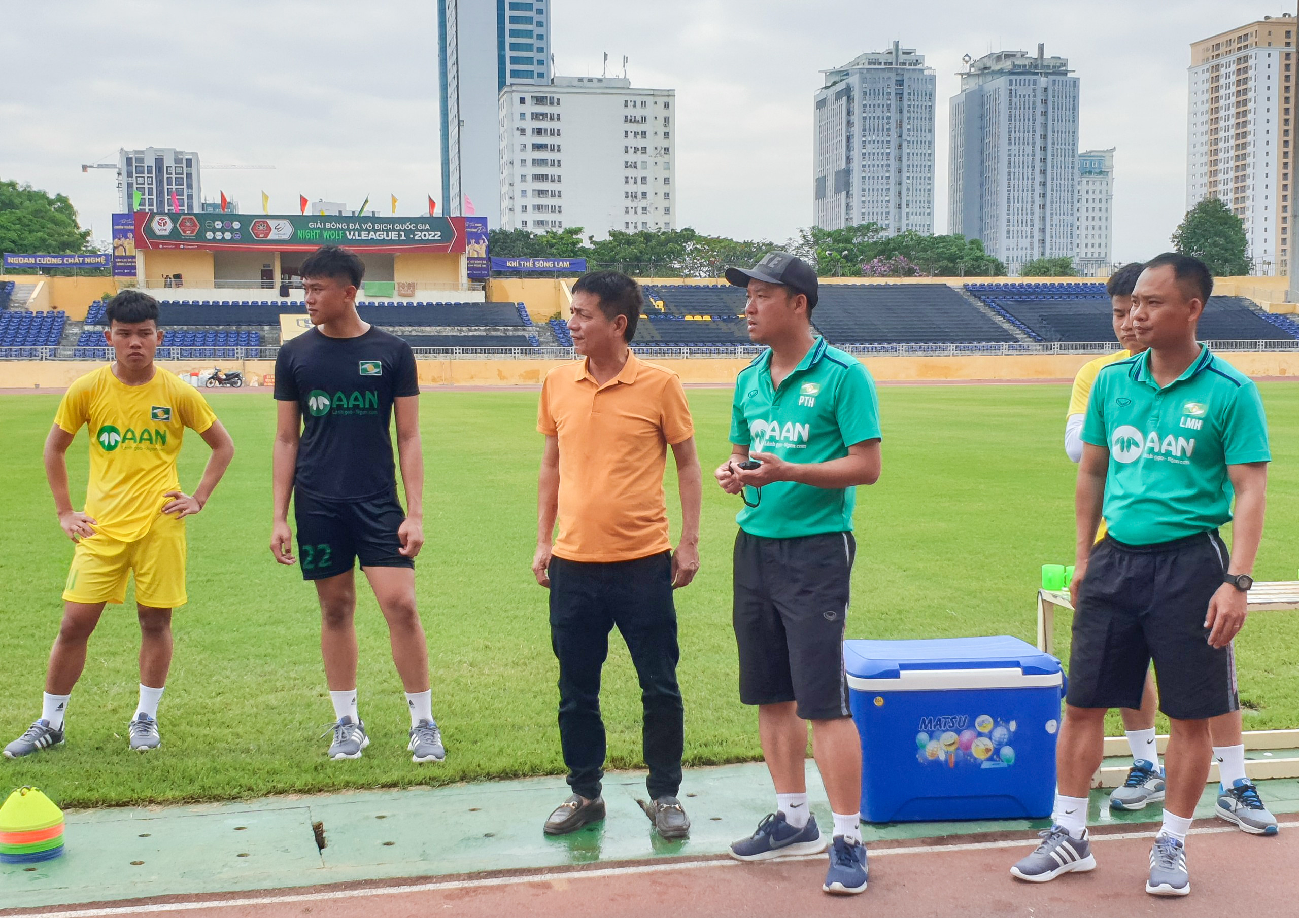 Ông Nguyễn Đình Nghĩa - Phó tổng Giám đốc Công ty CP Thể thao SLNA, Giám đốc Trung tâm Đào tạo Bóng đá trẻ SLNA chứng kiến một buổi tập của đội U17 SLNA trước khi đội tham dự vòng loại U17 Quốc gia năm 2022. Ảnh: Đức Anh