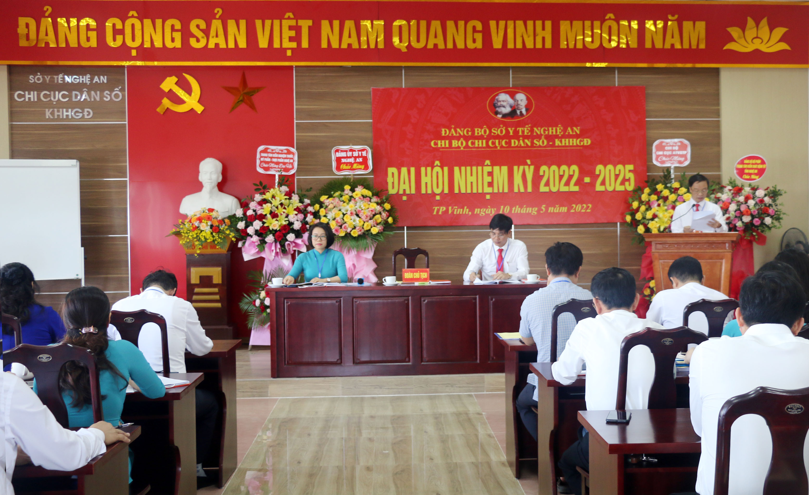 Đồng chí Nguyễn Bá Tân - Chi cục trưởng Chi cục Dân sô - KHHGĐ báo cáo kết quả của chi bộ nhiệm kỳ 2020 - 2022. Ảnh: MH
