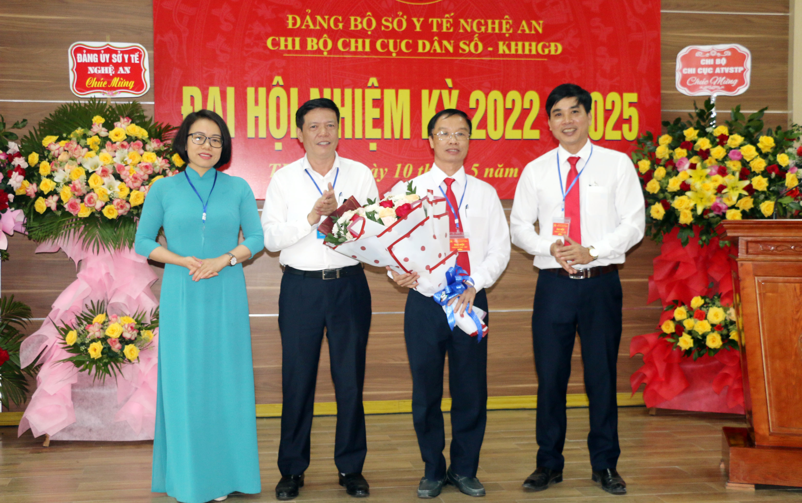 Đồng chí Nguyễn Minh Tuệ tặng hoa chúc mừng Ban chấp hành chi bộ nhiệm kỳ mới. Ảnh: MH