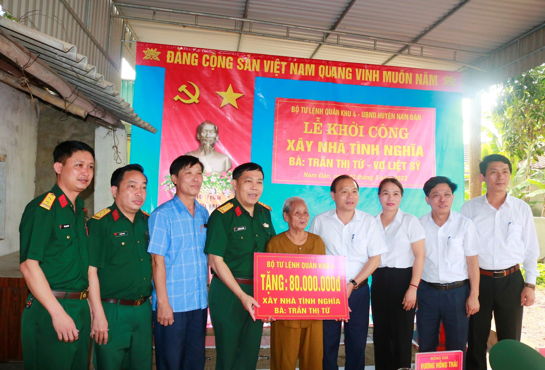 Trao tặng 80 triệu đồng xây dựng nhà tình nghĩa cho bà Trần Thị Tứ