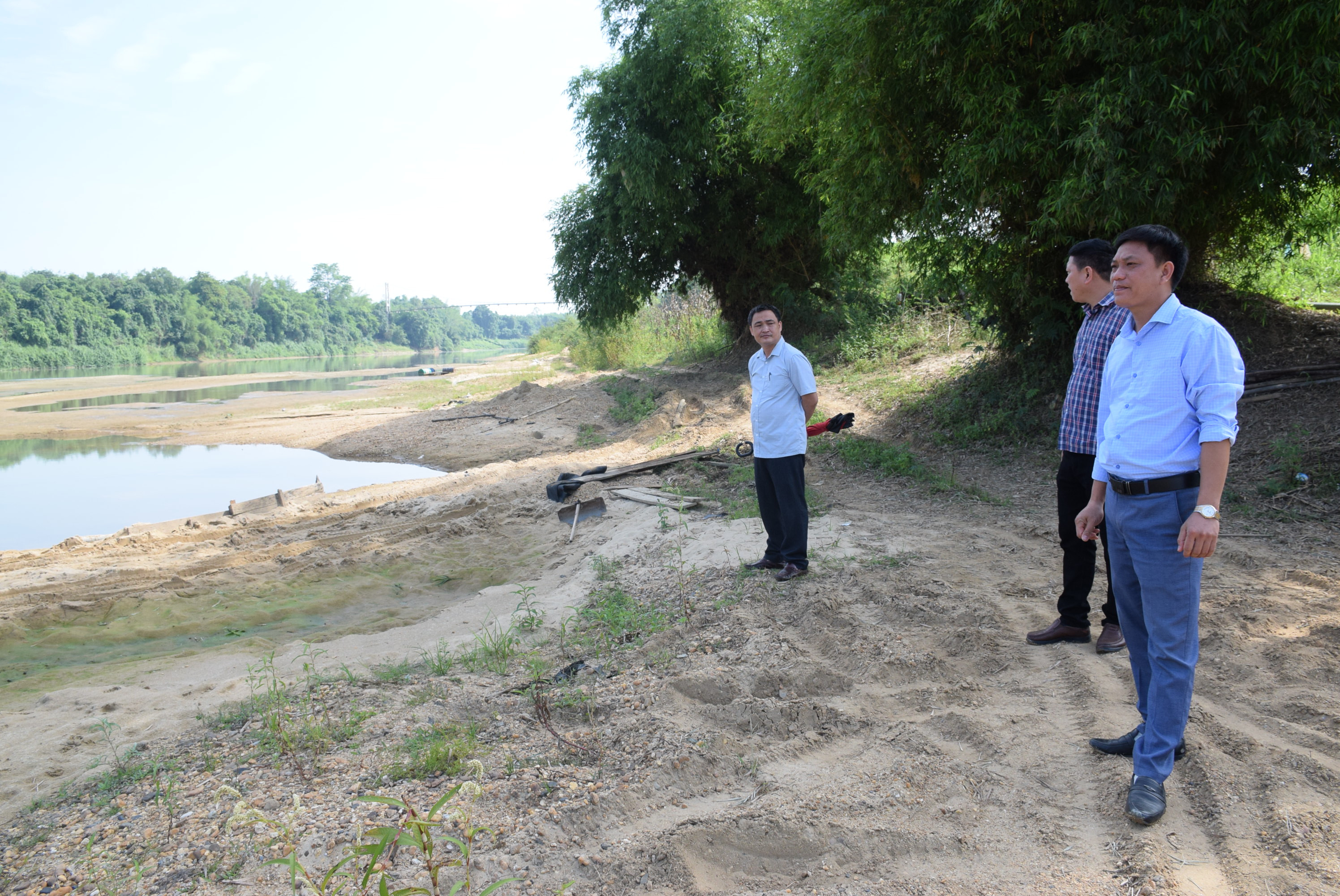 Chính quyền xã Tân Hương kiểm tra xử lý một điểm khai thác cát tại xóm Làng Rào. Ảnh: Xuân Hoàng
