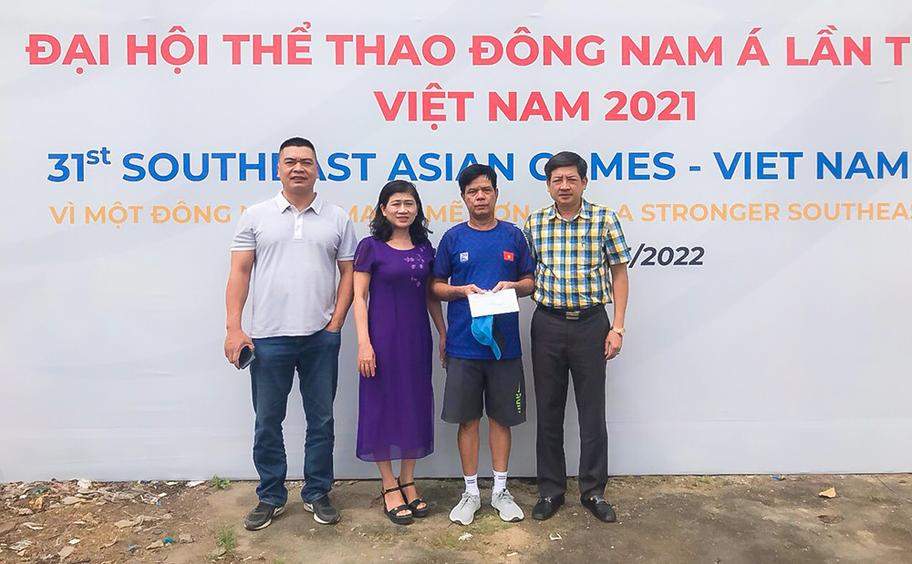 Đoàn công tác gặp VĐV Nguyễn Văn Quang - môn bi sắt. Ảnh: NVCC
