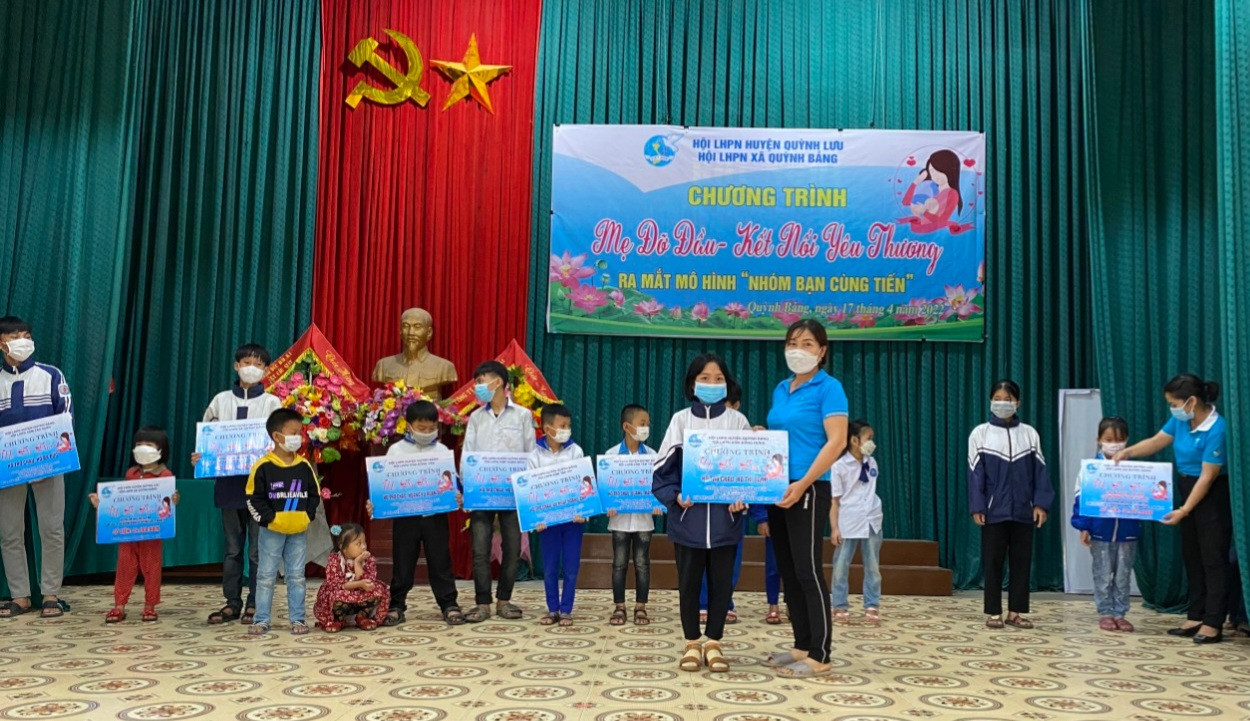 Hội Phụ nữ xã Quỳnh Bảng quyên góp vận động đỡ đầu 14 học sinh mồ côi trên địa bàn xã. Ảnh: HT