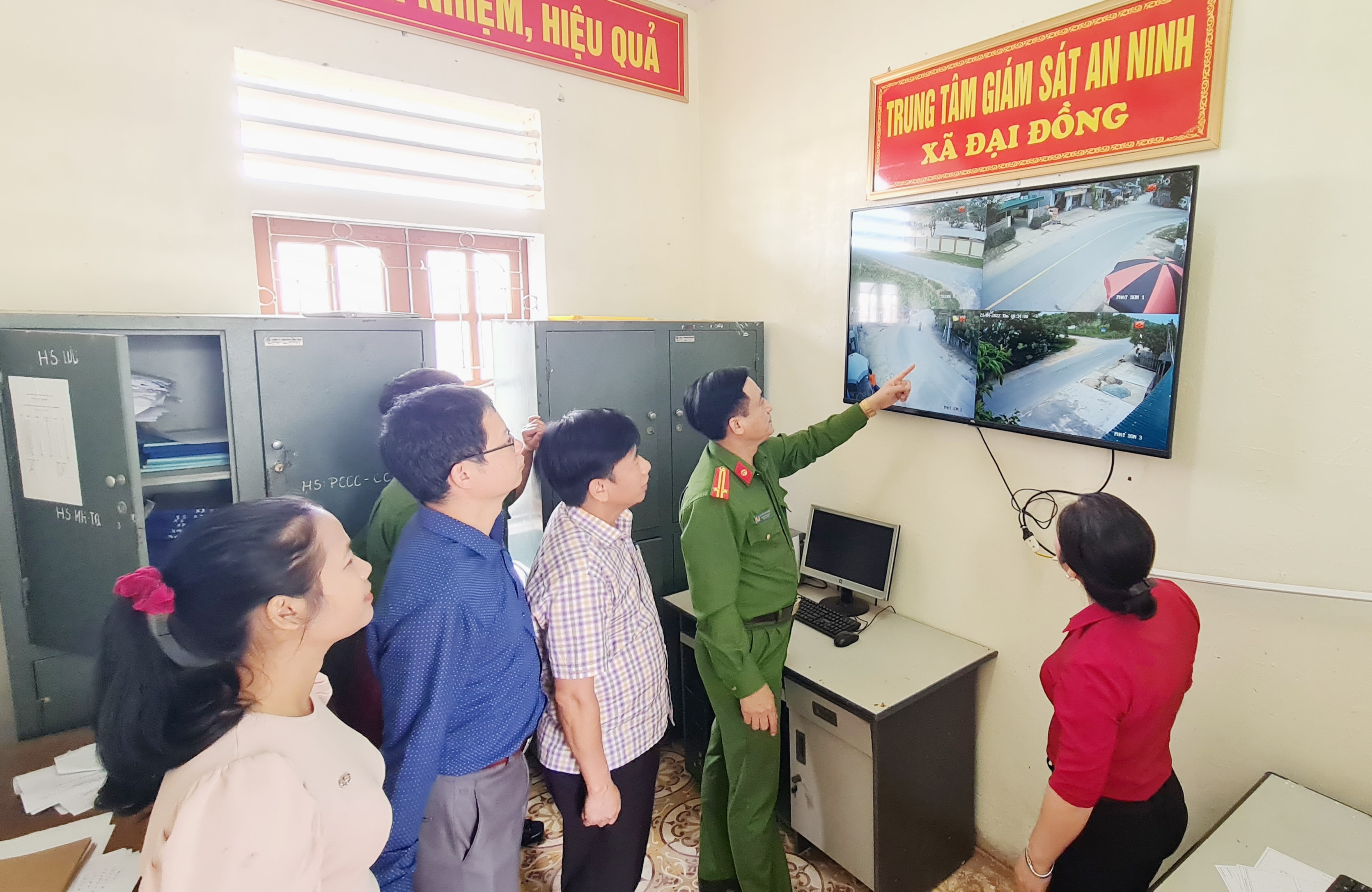 Lãnh đạo Ủy ban MTTQ huyện Thanh Chương kiểm tra mô hình camera an ninh cộng đồng tại xã Đại Đồng. Ảnh: HT