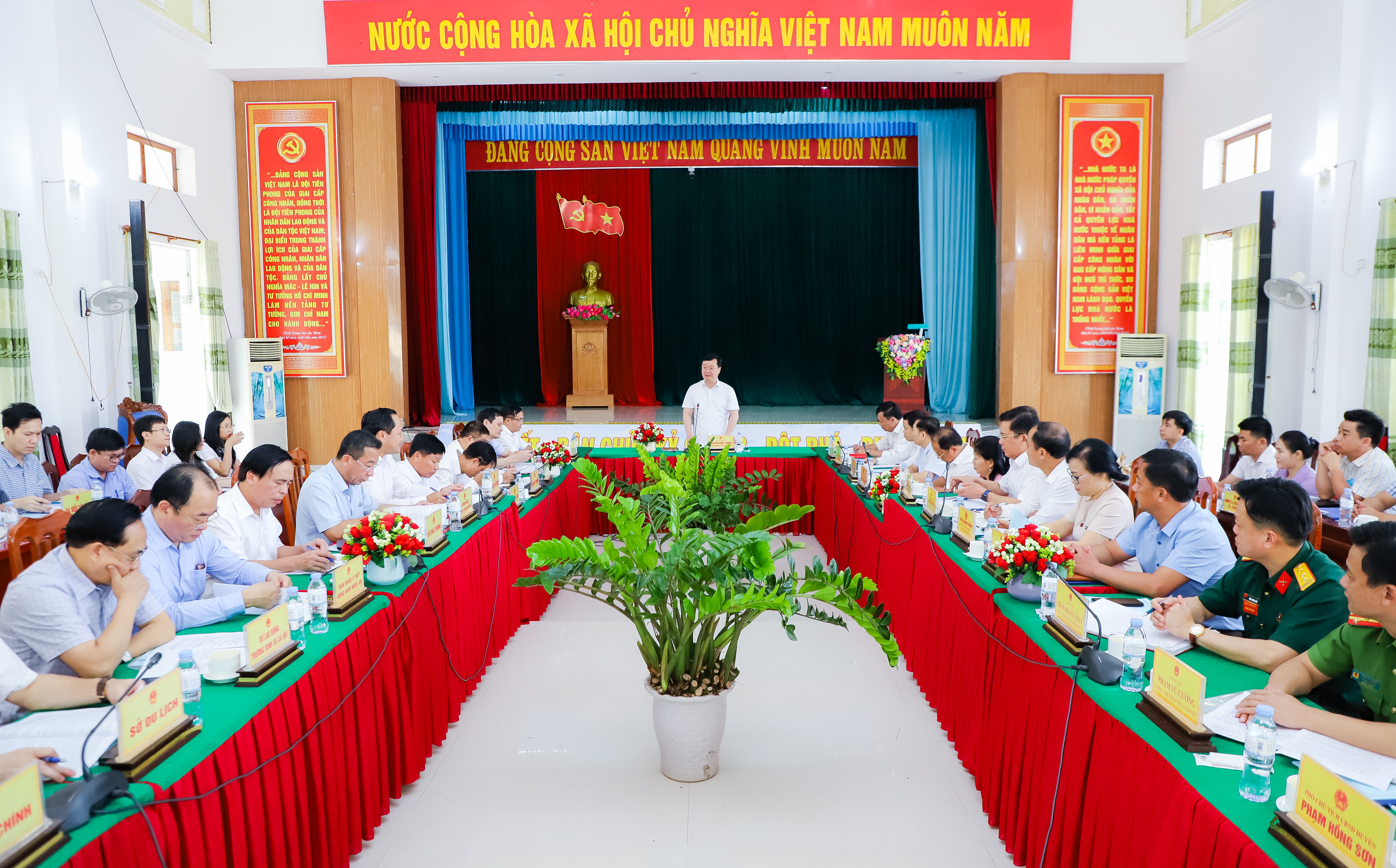 Quang cảnh buổi làm việc của Chủ tịch UBND tỉnh với lãnh đạo huyện Tân Kỳ. Ảnh: Phạm Bằng
