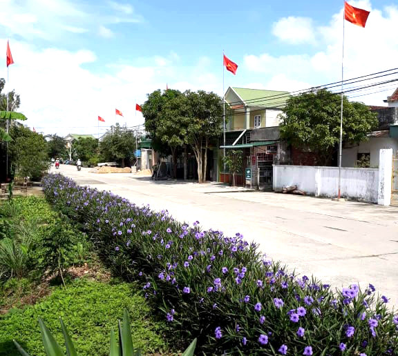 Một đoạn đường hoa được xây dựng từ nguồn quỹ thu gom phế liệu ở xã Hưng Tân (Hưng Nguyên). Ảnh: Thanh Phúc