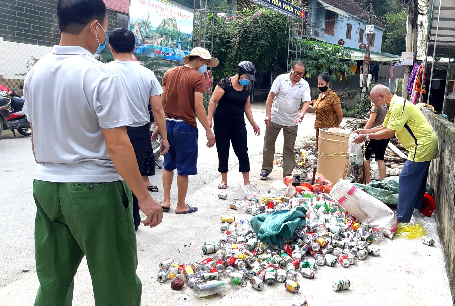Nông dân thị trấn Con Cuông gom phế liệu, bán lấy tiền gây quỹ giúp đỡ hộ nghèo trên địa bàn. Ảnh: Thanh Phúc