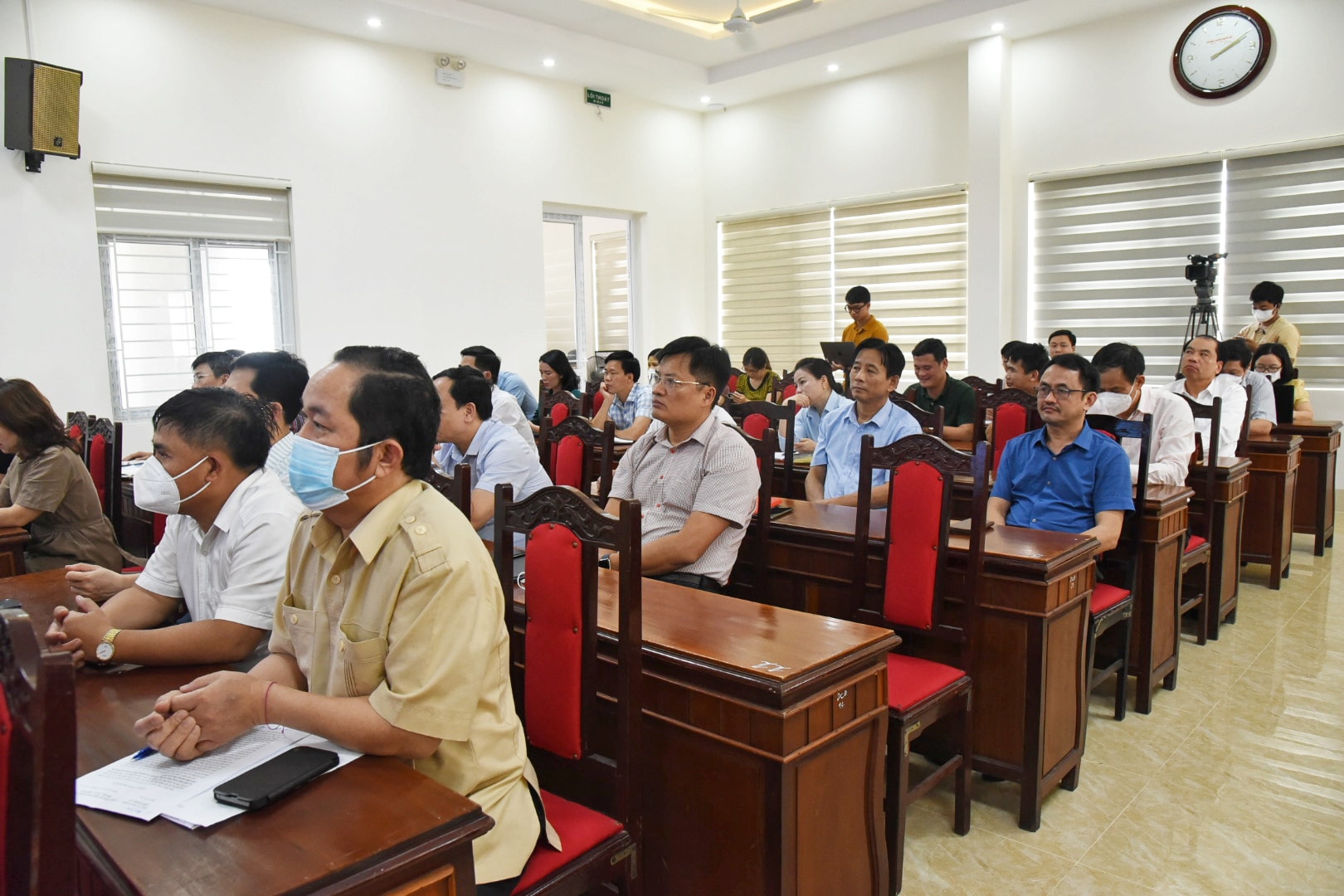 Các đồng chí bí thư cấp ủy cơ sở dự hội nghị tại điểm cầu chính. Ảnh: TG