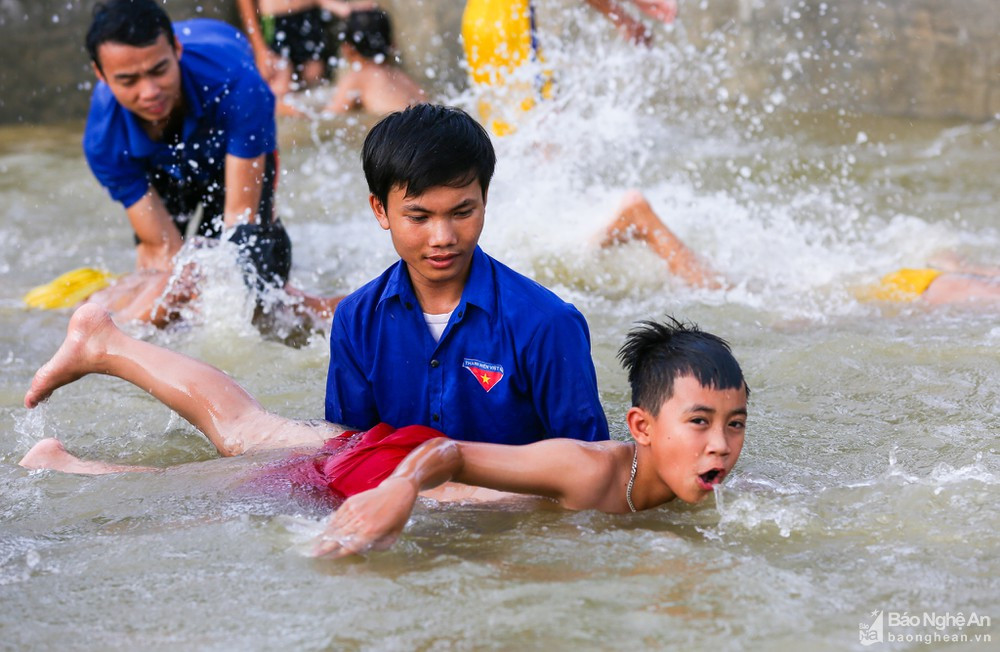 Nghệ An mới chỉ có khoảng 29.000 trẻ em biết bơi. Ảnh tư liệu