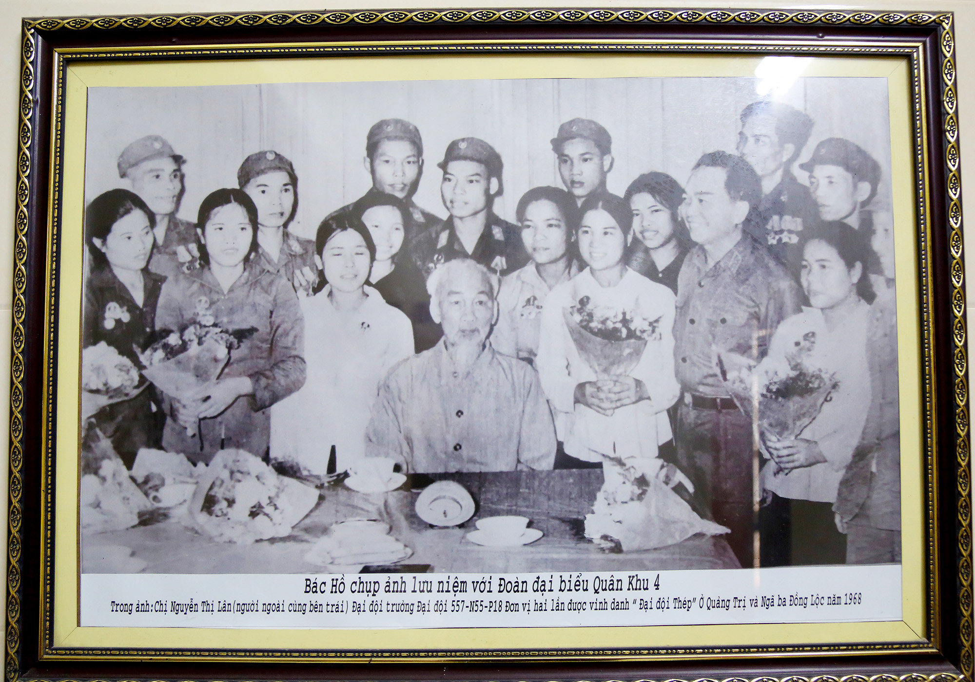 Nữ cựu TXNP Nguyễn Thị Lân (hàng đầu, ngoài cùng bên trái) cùng Đoàn đại biểu đồng hương Quân khu 4 chụp ảnh lưu niệm với Bác Hồ. Ảnh: NVCC