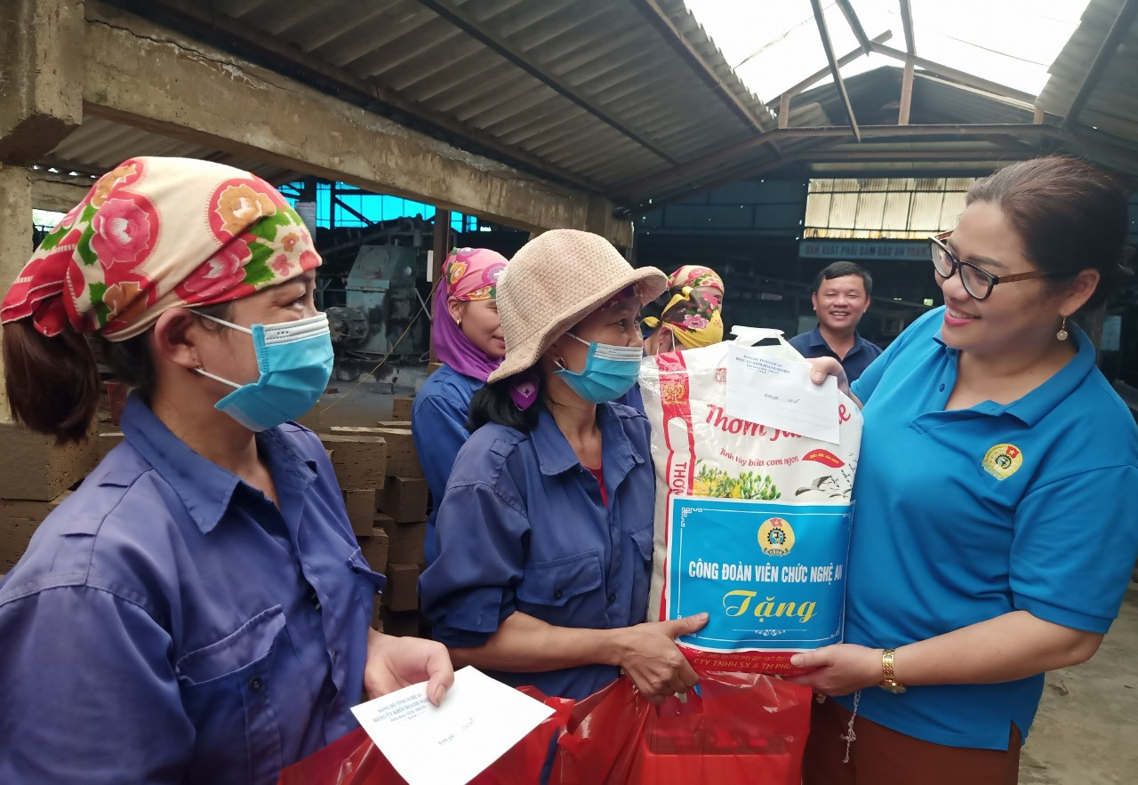 Công đoàn Viên chức Nghệ An trao tặng gạo và trao quà cho người lao động ở gạch ngói Diễn Châu. Ảnh: Thu Hương