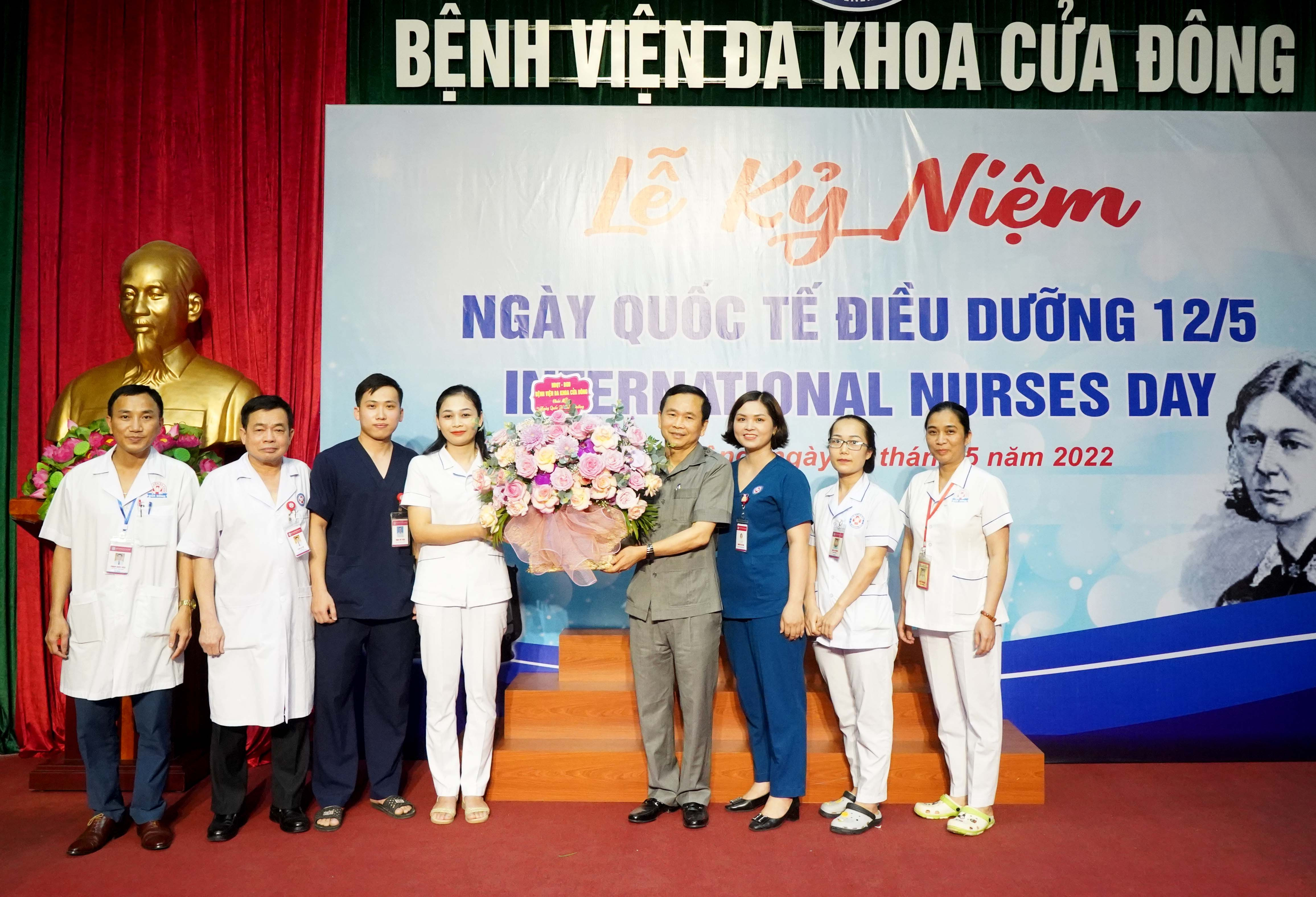Lãnh đạo bệnh viện tặng hoa chúc mừng đội ngũ 