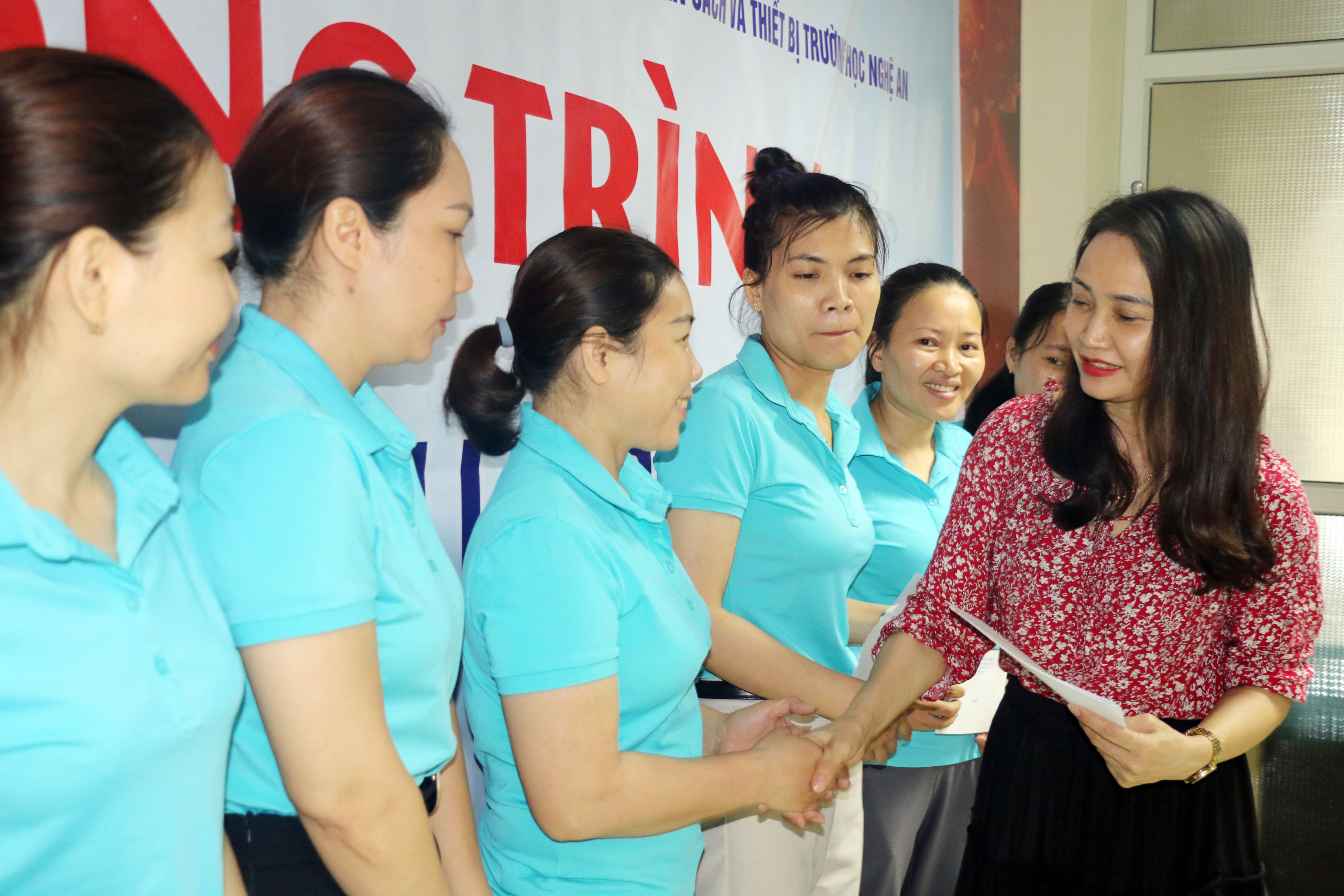 Bà Nguyễn Thị Thanh Thủy - Trường ban Tuyên giáo - Liên đoàn Lao động tỉnh trao quà cho người lao động. Ảnh: MH