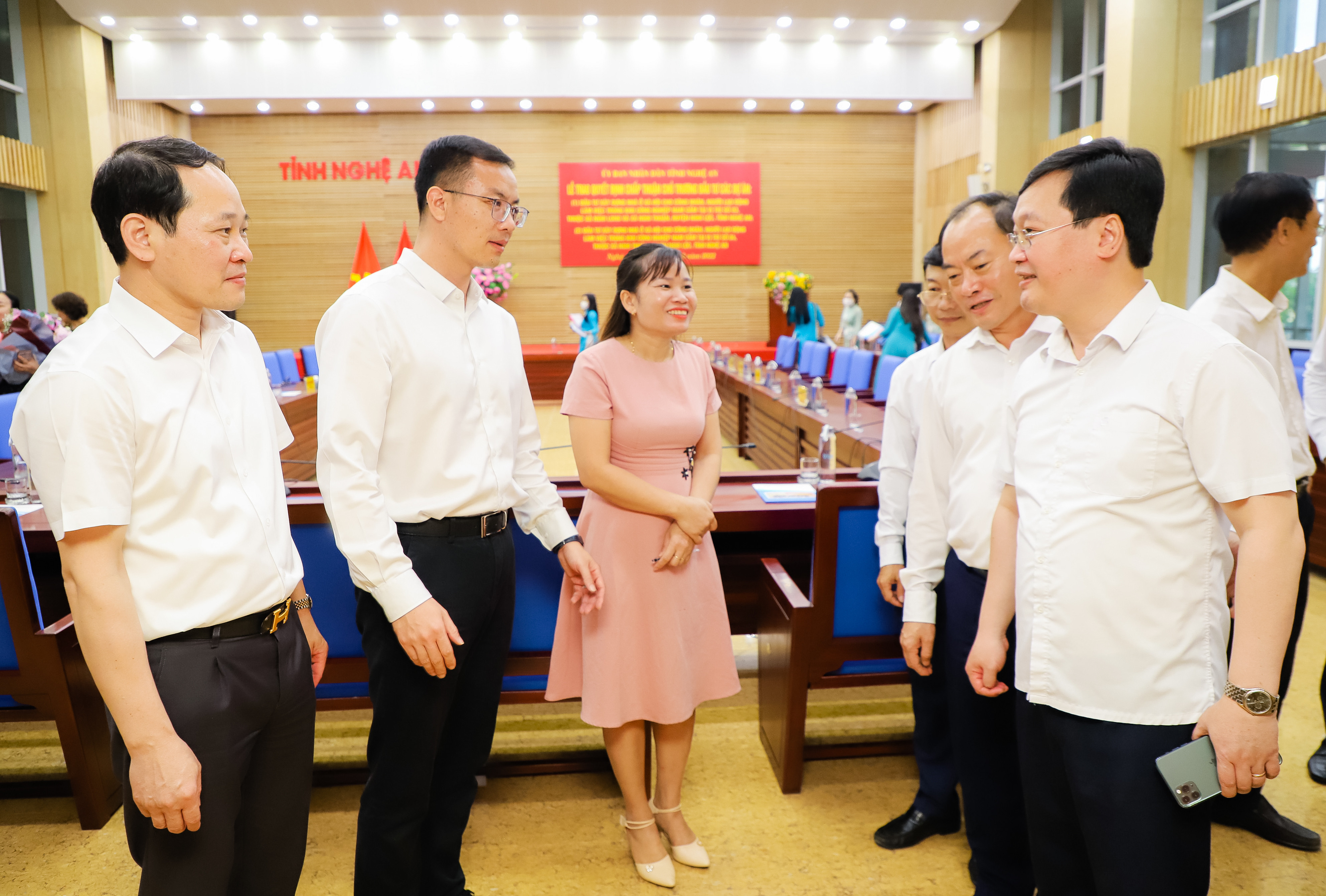 Đồng chí Nguyễn Đức Trung - Chủ tịch UBND tỉnh Nghệ An trao đổi với lãnh đạo Công ty TNHH Công nghiệp chính xác Goertek Vina. Ảnh: Phạm Bằng