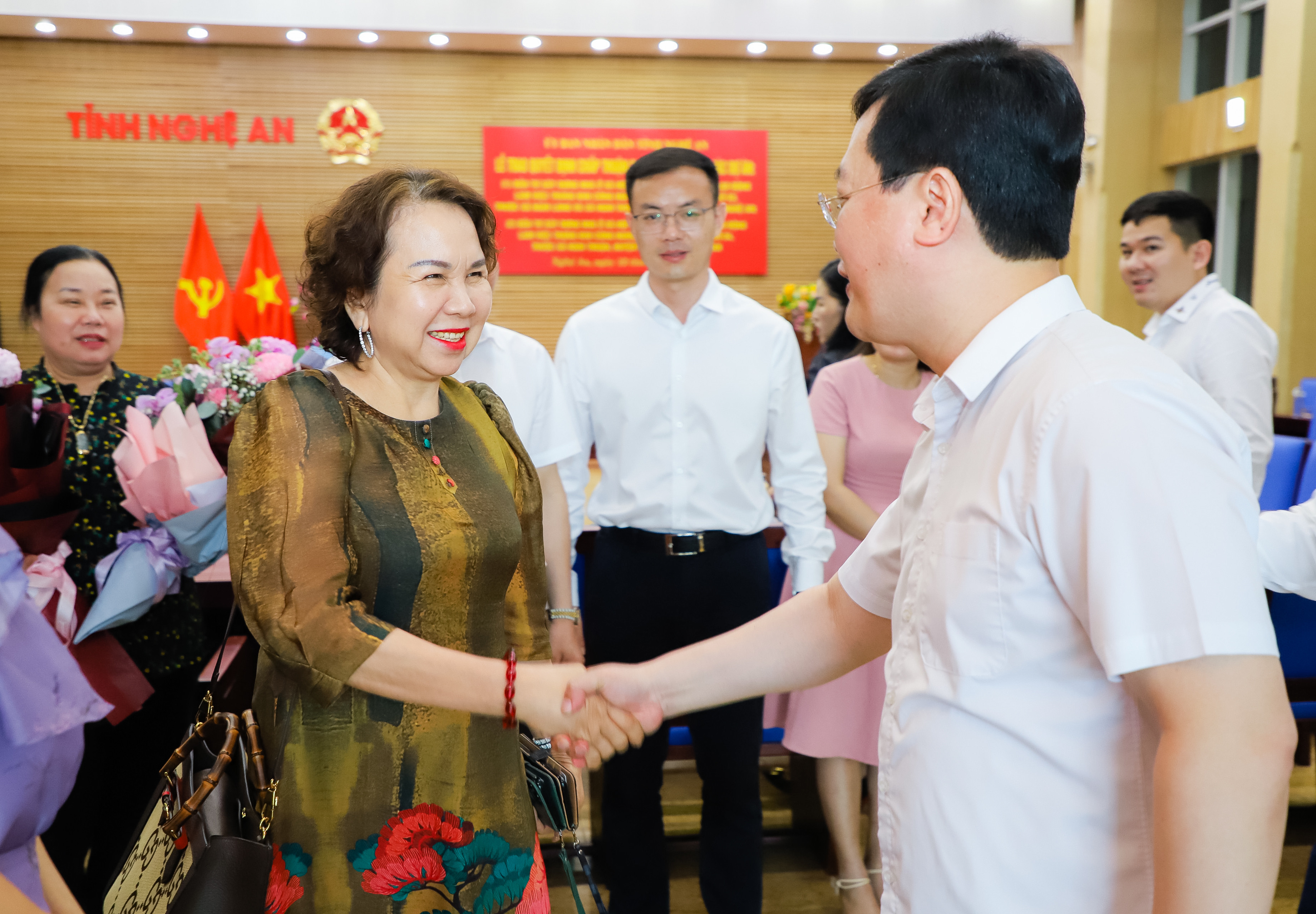 Đồng chí Nguyễn Đức Trung - Chủ tịch UBND tỉnh Nghệ An trao đổi với nhà đầu tư. Ảnh: Phạm Bằng
