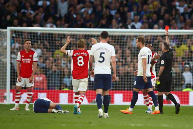 Việc Holding (trái) phải nhận thẻ đỏ khiến Arsenal không thể ngăn chặn Tottenham.