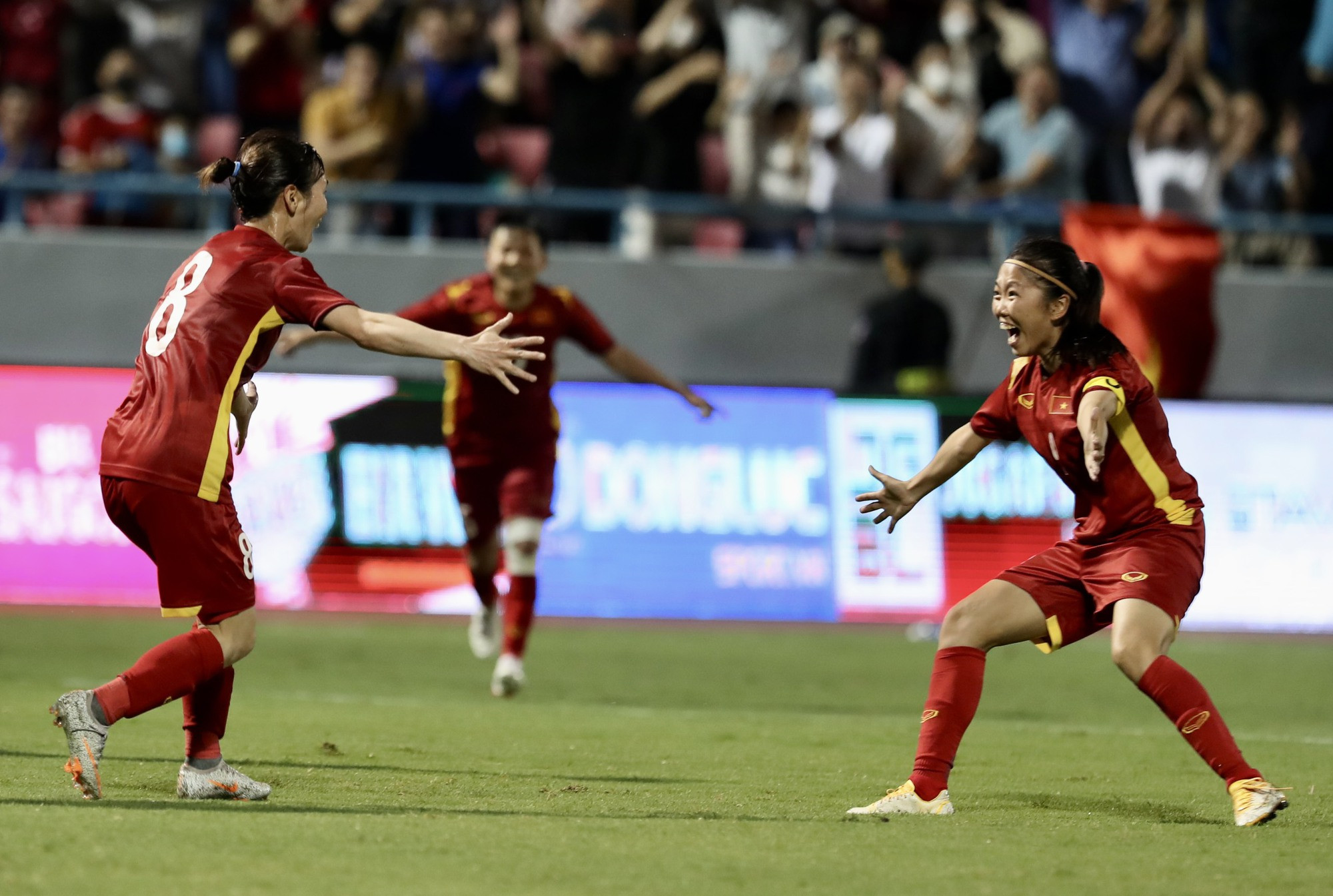 Niềm vui chiến thắng của các cầu thủ tuyển nữ Việt Nam.