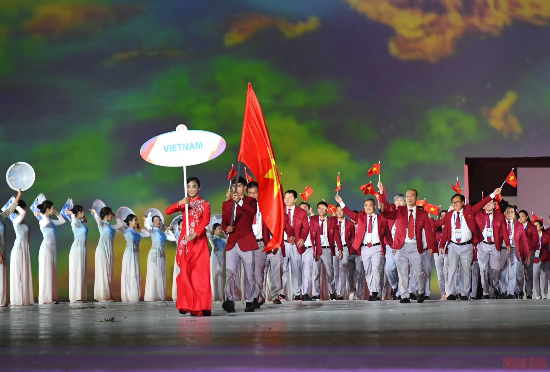 Kình ngư Nguyễn Huy Hoàng được trao vinh dự cầm cờ cho Đoàn Thể thao Việt Nam. Tại SEA Games 31, Việt Nam đăng ký 951 VĐV, nhiều nhất trong 11 đoàn thể thao. Trong đó, có 532 VĐV nam và 419 VĐV nữ. Đoàn Thể thao Việt Nam tranh tài 40 môn thể thao ở kỳ thế vận hội này.