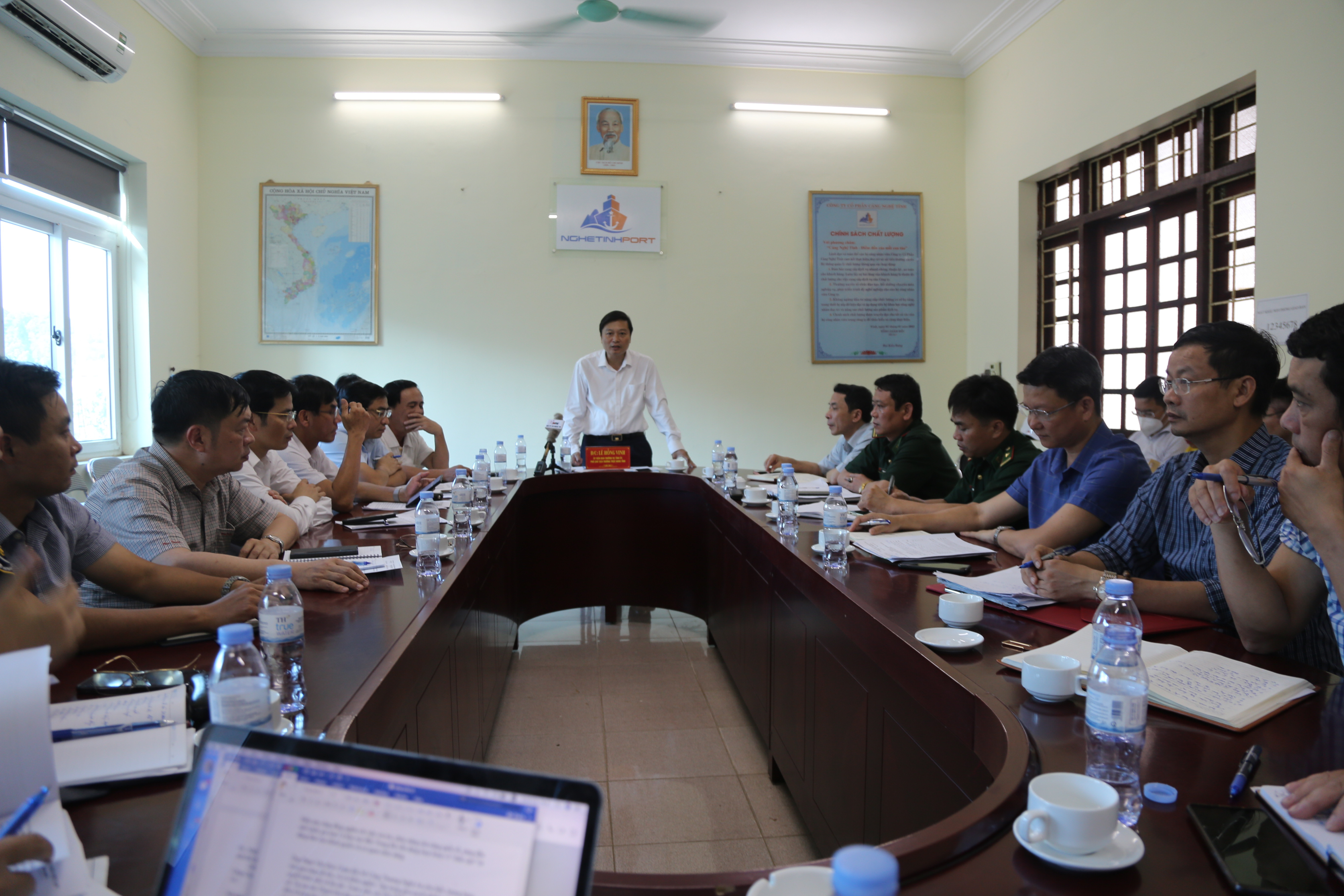 Phó chủ tịch UBND tỉnh Lê Hồng Vinh làm việc với các sở ngành, thị xã Cửa Lò đề nghị xử lý dứt điểm việc neo đậu của tàu thuyền tại cảng Cửa Lò. Ảnh Thu Huyền