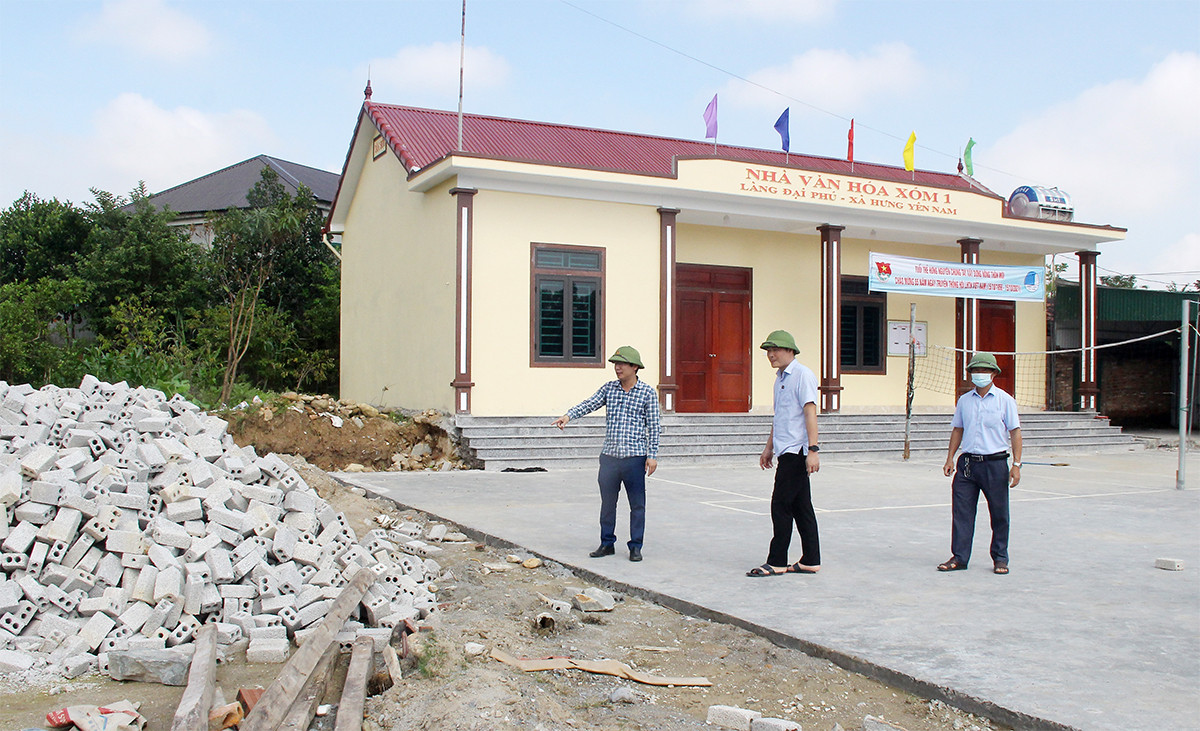 Nhà văn hóa xóm 1, xã Hưng Yên Nam đang hoàn thiện các hạng mục khuôn viên, tường bao. Ảnh tư liệu Mai Hoa