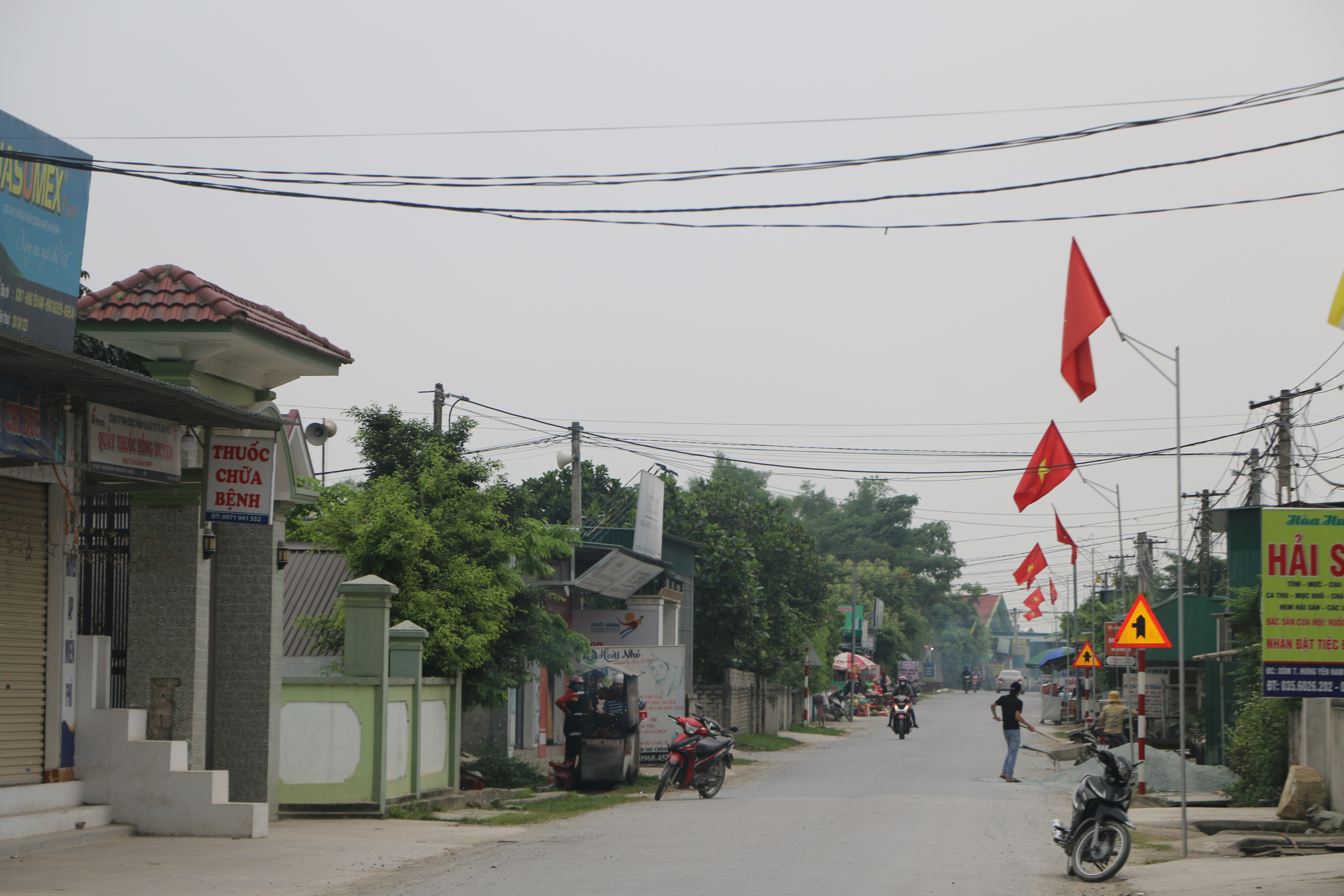 Một góc đường cờ nối liền các xóm ở Hưng Yên Nam. Ảnh: GH