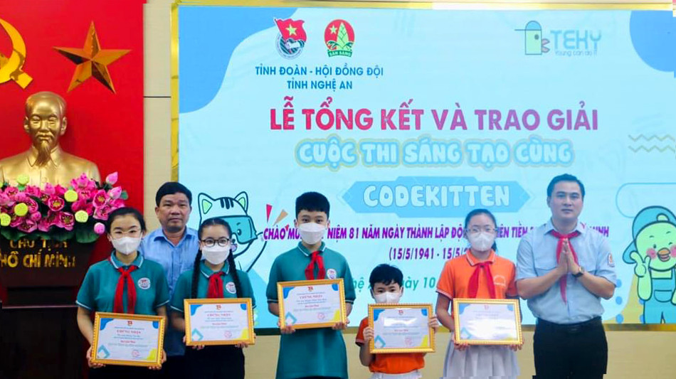 Anh Thái Minh Sỹ khen thưởng cho các học sinh tại cuộc thi sáng tạo. Ảnh: Tỉnh đoàn NA