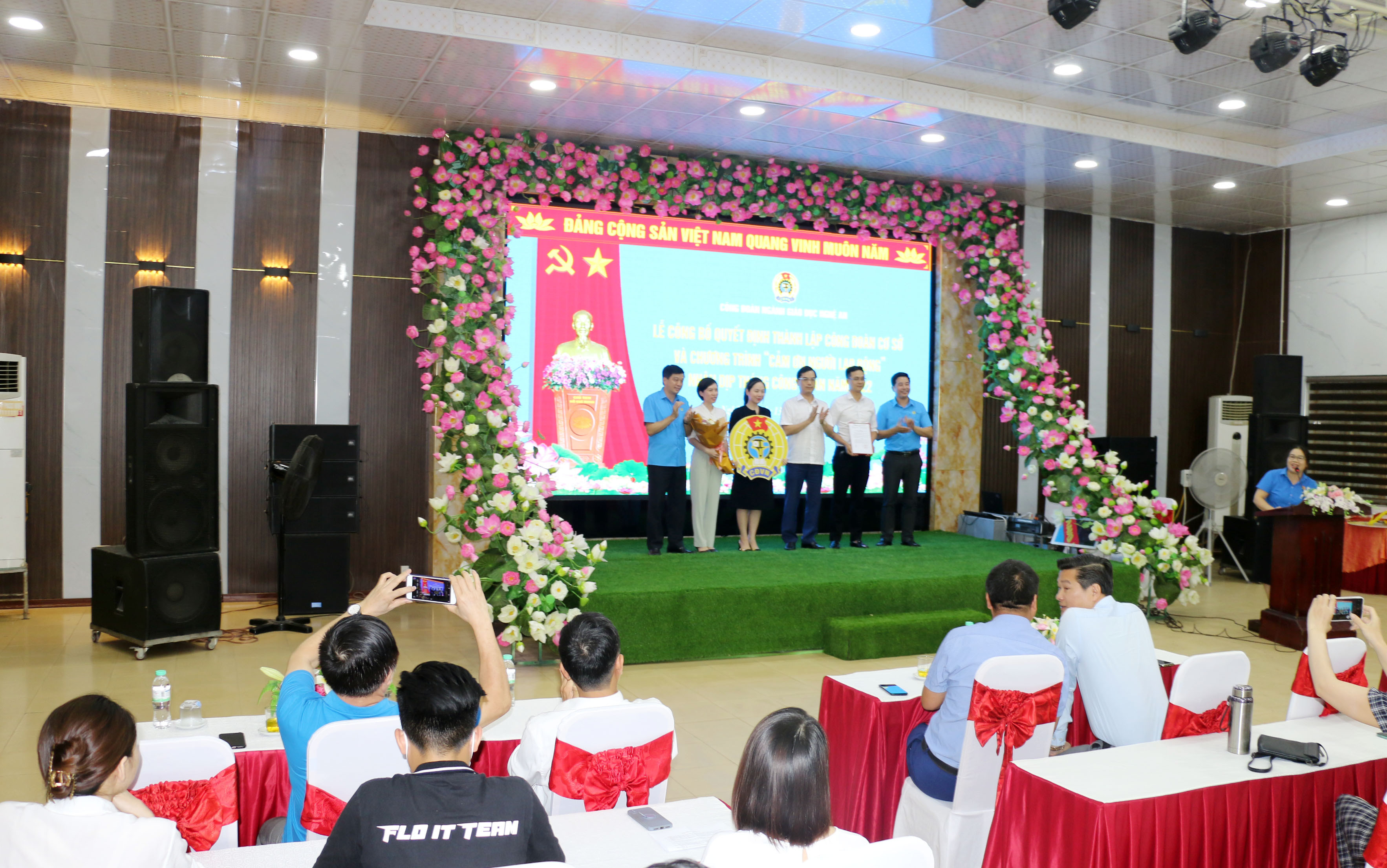 Đồng chí Kha Văn Tám và Nguyễn Văn Khoa trao quyết định công nhận Công đoàn Cơ sở và huy hiệu công đoàn. Ảnh: MH