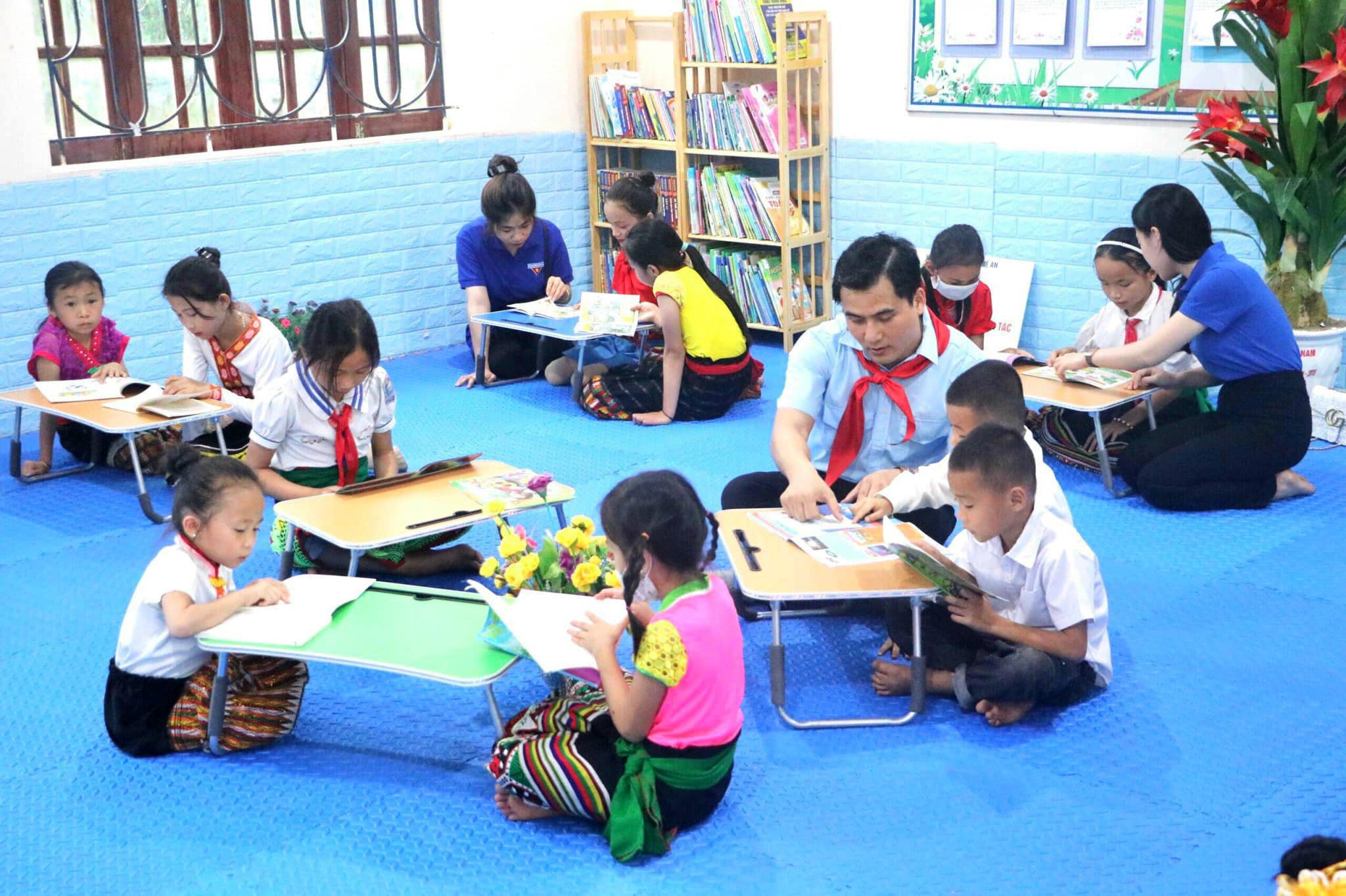 Hội đồng đội tỉnh tặng không gian đọc sách tương tác và sinh hoạt đội cho học sinh huyện Quỳ Hợp. Ảnh: Tỉnh đoàn NA