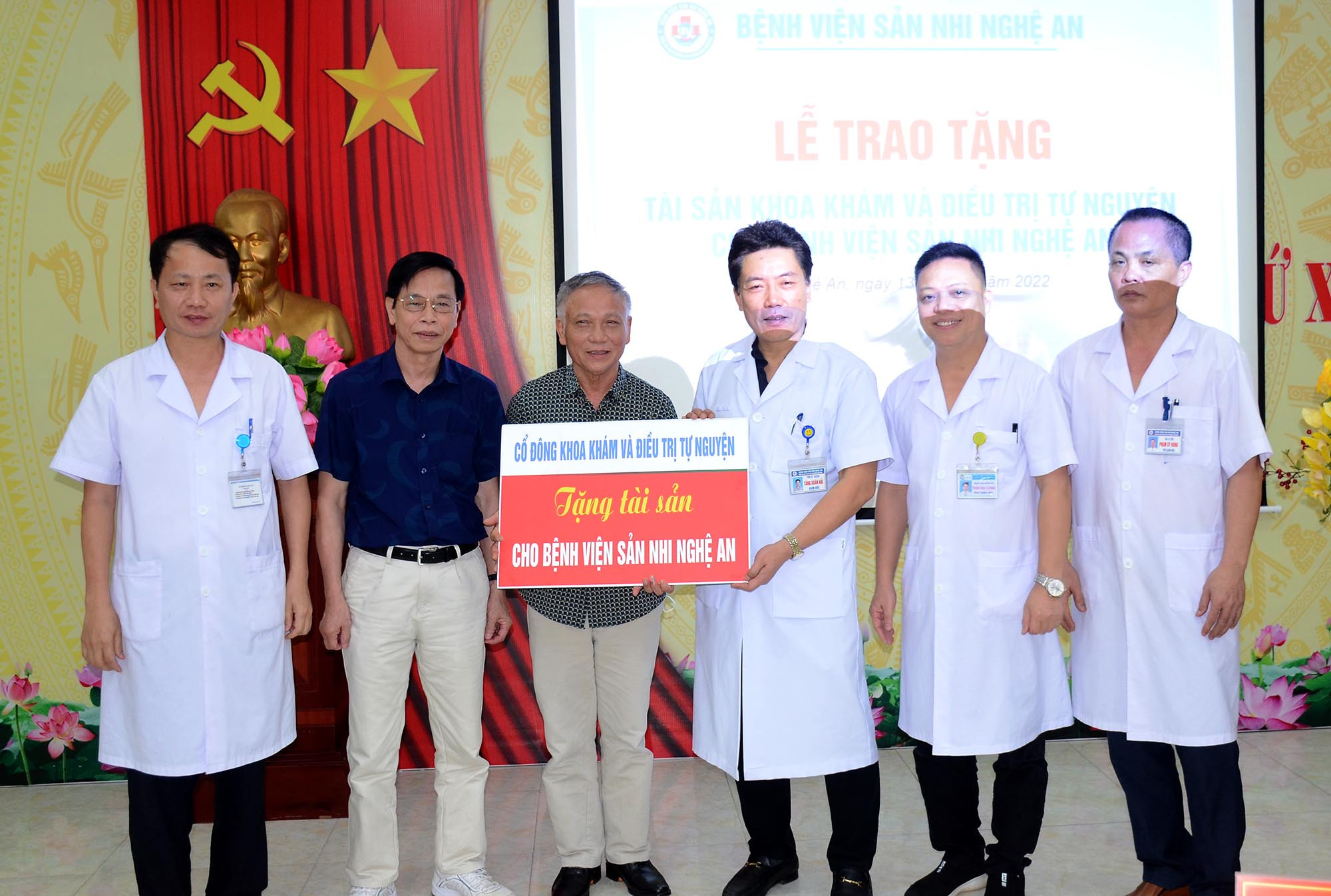 Hội đồng thành viên trao biểu tượng tặng tài sản của Khoa cho Bệnh viện Sản Nhi Nghệ An. Ảnh: Thành Chung