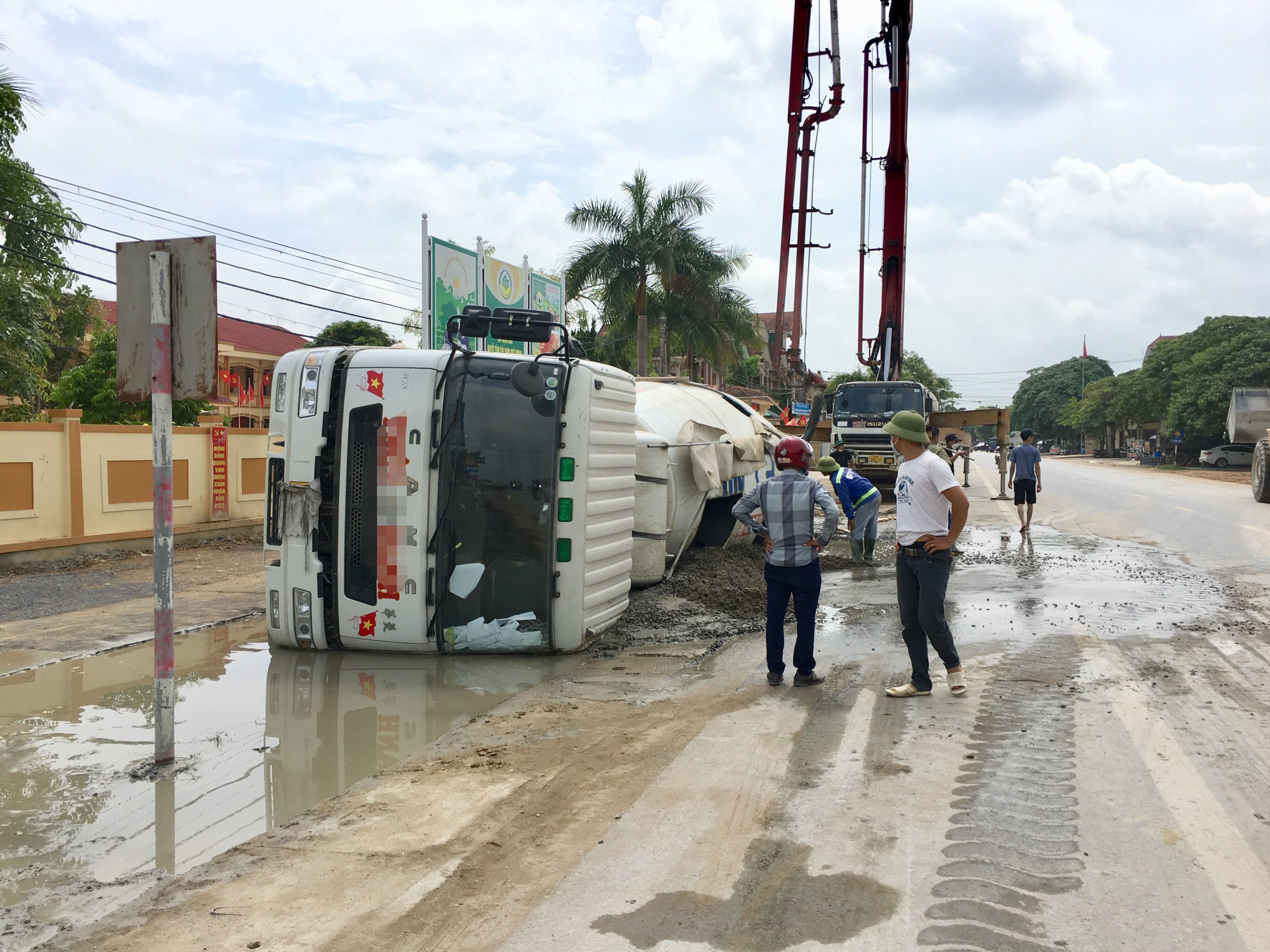 Hiện trường chiếc xe bồn chở bê tông tươi bị đổ lật ở Quốc lộ 7. Ảnh: P.V