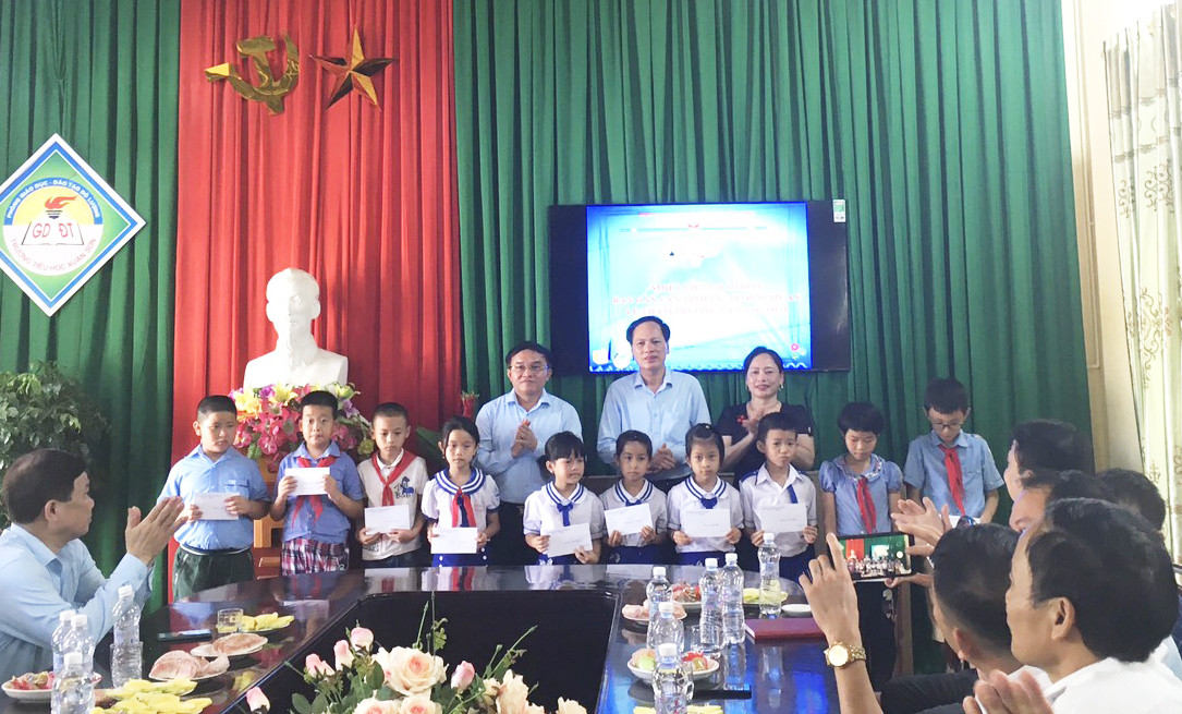 Lãnh đạo Ban Dân vận Tỉnh ủy trao quà tại Trường Tiểu học Xuân Sơn. Ảnh: Trần Thanh Hà