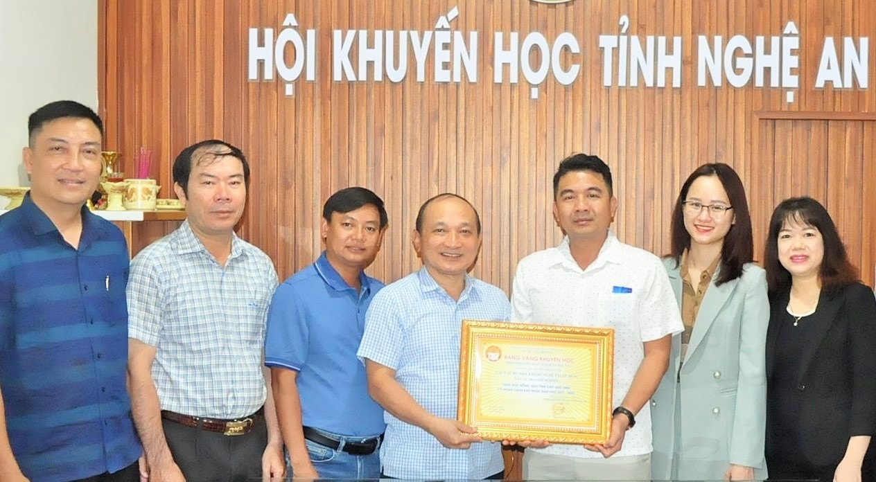 Hội Khuyến học tỉnh Nghệ An trao Bảng Vàng cho CLB Nhà báo xứ Nghệ tại TP Hồ Chí Minh. Ảnh: Hoàng Vĩnh